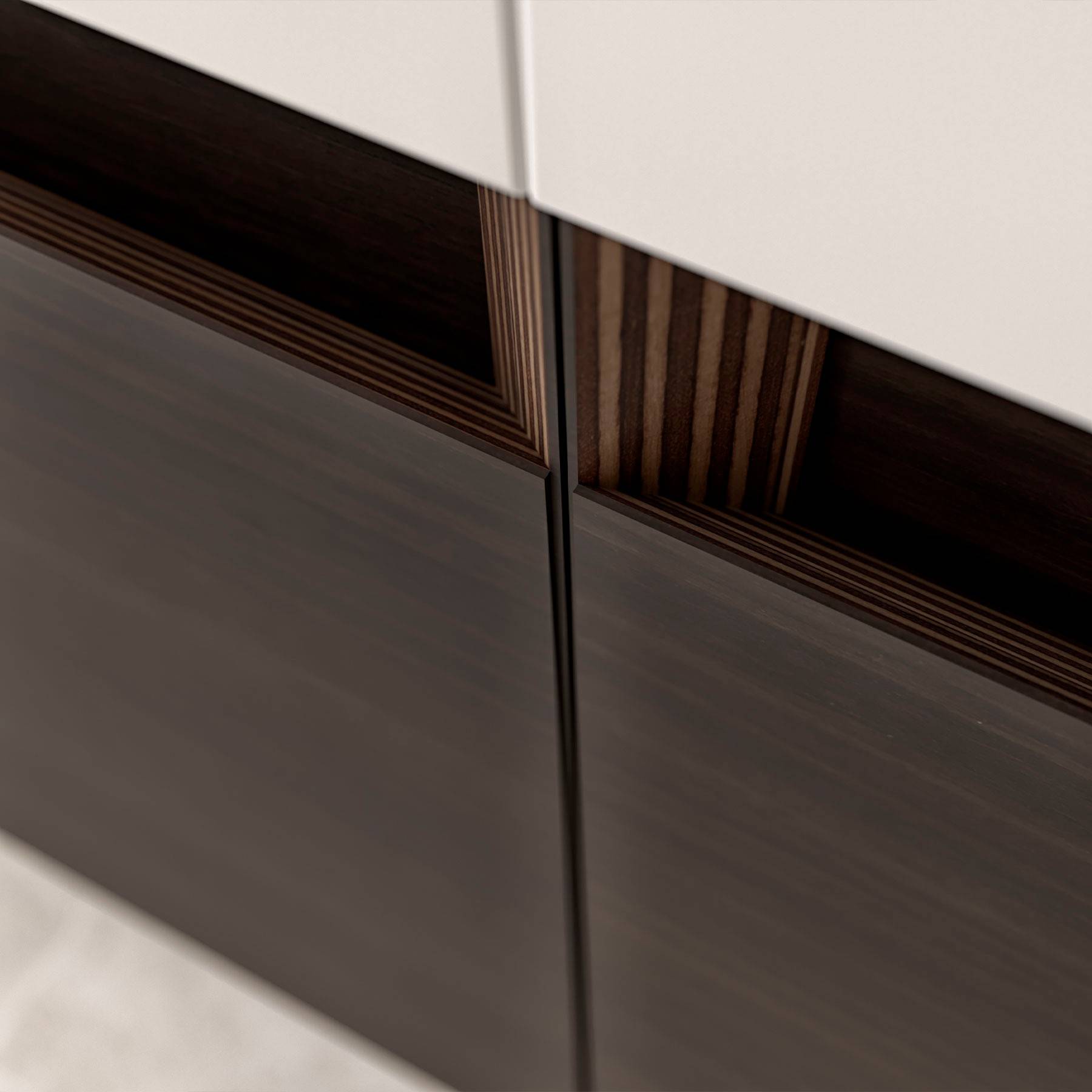 Eine Nahaufnahme von modernen Holzschranktüren mit vertikaler Maserung und weißer Paneelverkleidung, die ein schlankes Design und Texturkontrastierung präsentieren.