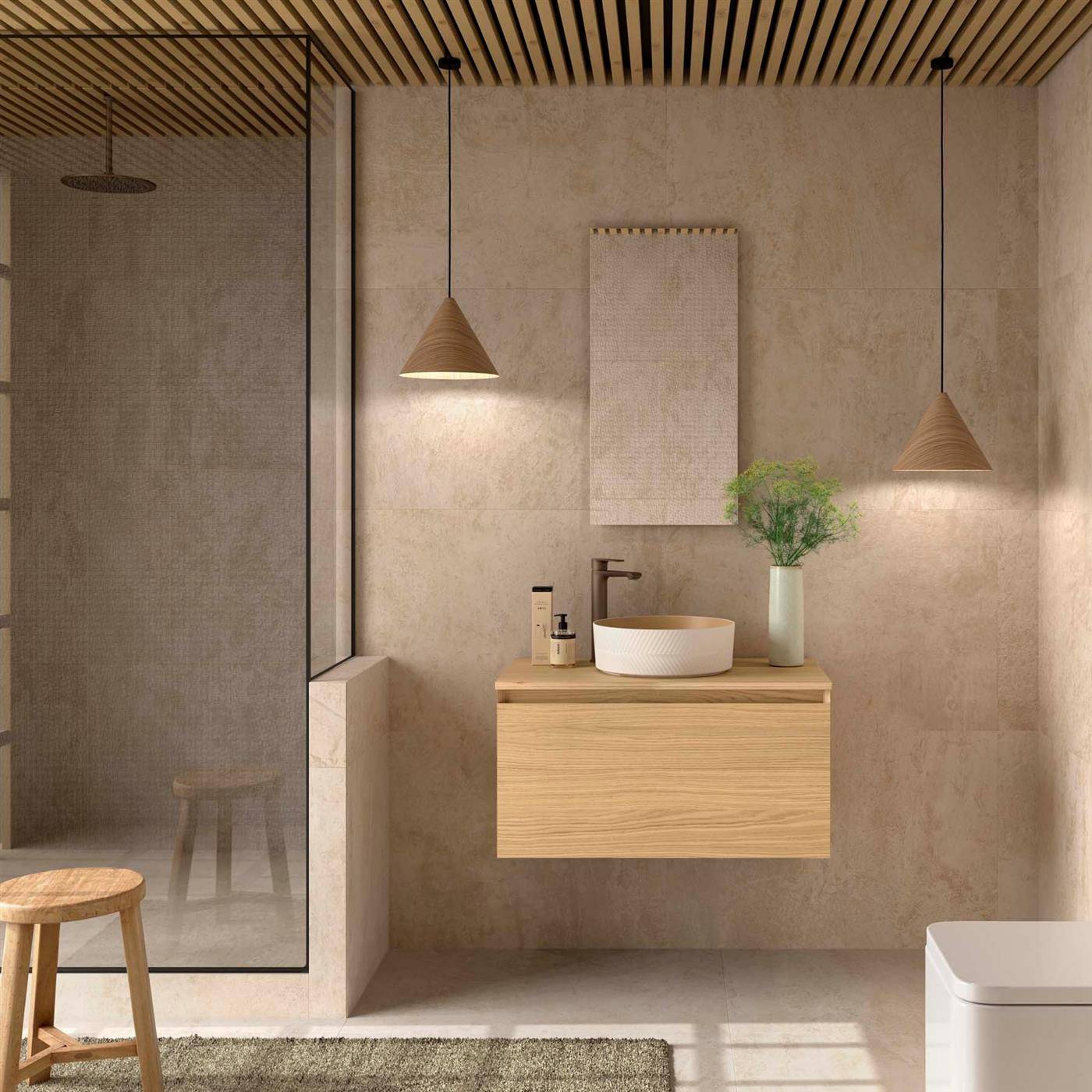 Minimalistisches modernes Badezimmer mit schwebendem Holzwaschtisch, Aufsatzwaschbecken, Wandspiegel, hängenden Leuchten, Hocker und Duschabtrennung.