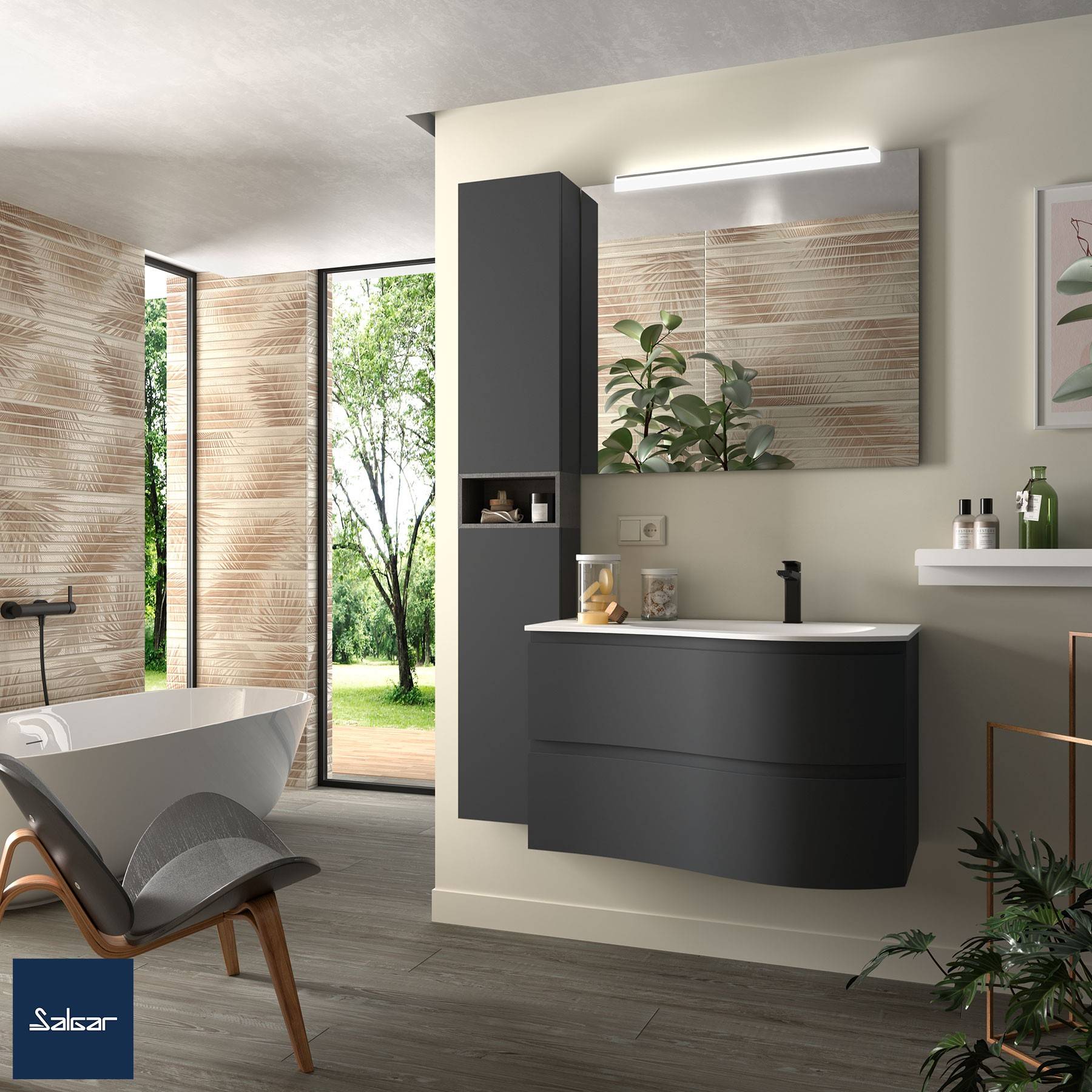 Modernes Badezimmer mit einem eleganten Waschtisch, großem Spiegel und einer freistehenden Badewanne neben bodentiefen Fenstern mit Blick auf Grünflächen.