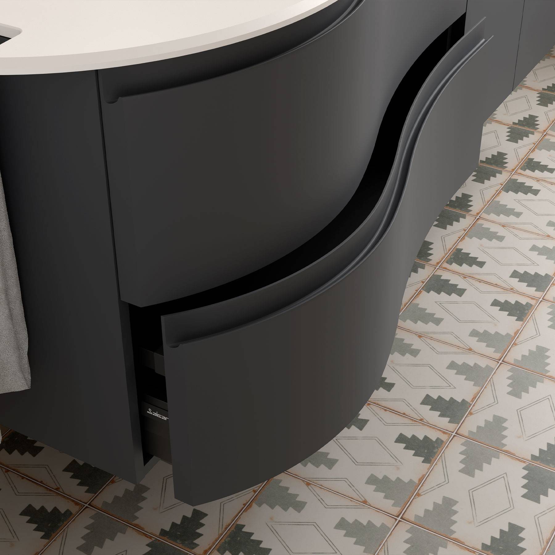 Geschwungene, dunkelgraue Badezimmereinbaukommode mit einer offenen Schublade, die ein modernes Design vor einem geometrisch gemusterten Boden präsentiert.
