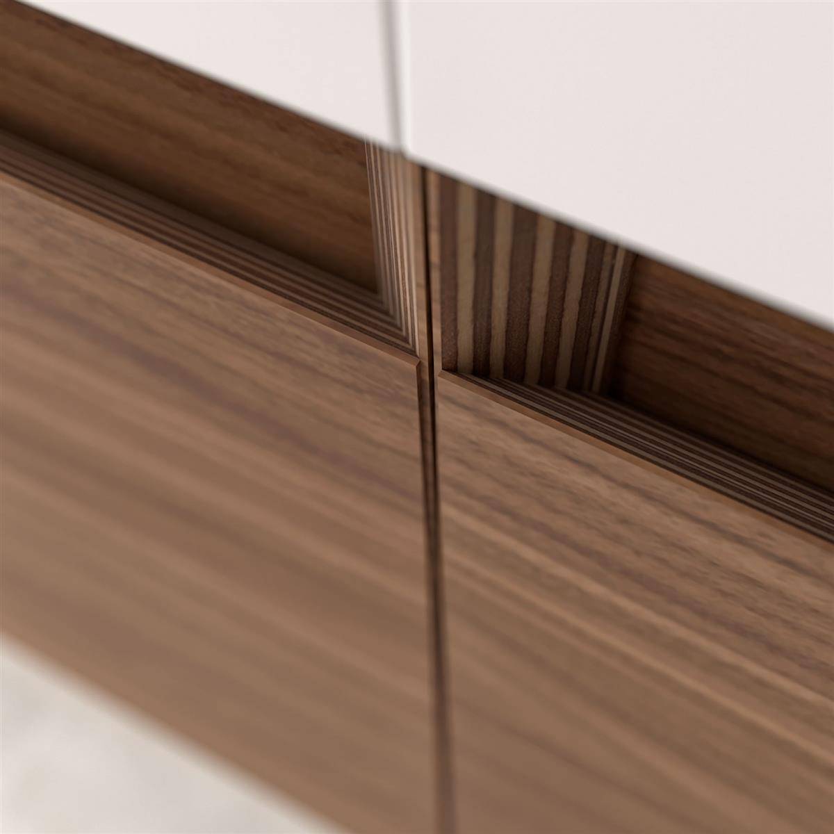 Nahaufnahme einer Holzmaserung-Schrankfront oder Schubladenvorderseite mit einer vertikalen Fuge und geschichteten Kanten, die ein minimalistisches Möbeldetail zeigt.