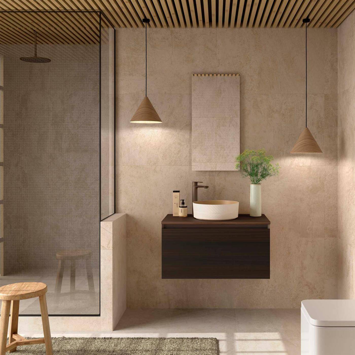 Minimales modernes Badezimmer mit wandmontiertem Waschbecken und Waschtisch, Pendelleuchten, Spiegel, Duschbereich und einem Hocker neben der Glastrennwand.