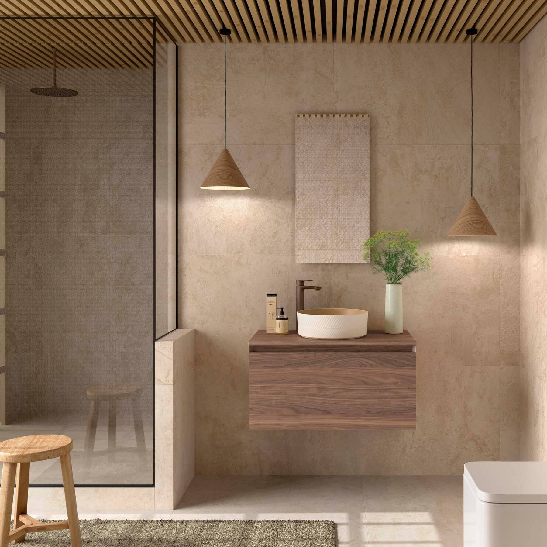 Modernes Badezimmer mit einem schwimmenden Waschtisch aus Holz, rundem weißen Waschbecken und grüner Pflanze. Glasduschkabine und Pendelleuchten verleihen Eleganz.