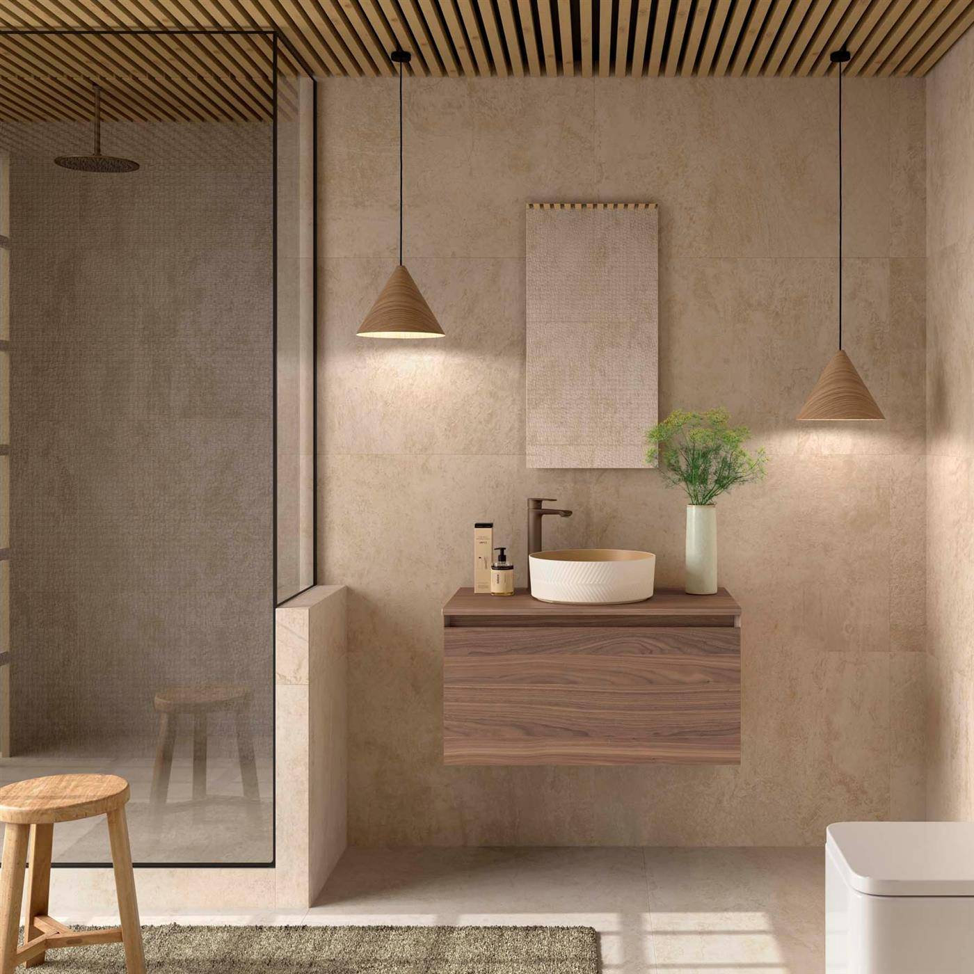 Modernes minimalistisches Badezimmer mit schwebendem Holzwaschtisch, rundem Waschbecken, Pendelleuchten, Dusche hinter Glaspanel und natürlichen Beigetönen.