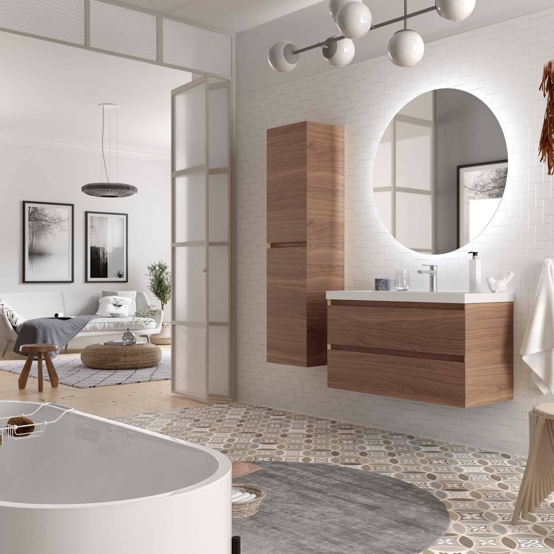 Modernes Badezimmer mit einem kreisrunden Spiegel, Waschtisch aus Holz und einer freistehenden Badewanne. Große Fenster und offene Türdurchgänge schaffen einen hellen, luftigen Raum.