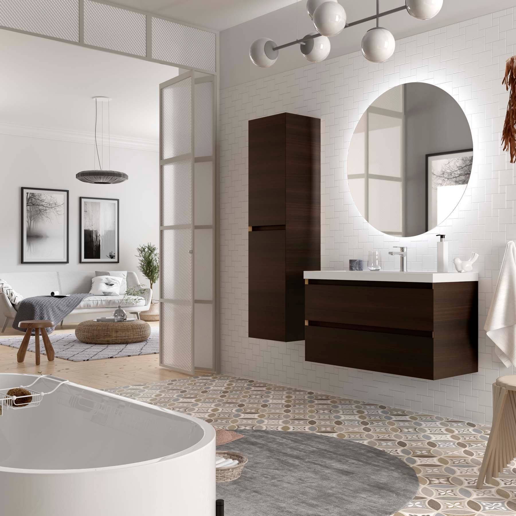 Ein modernes Badezimmer-Interieur mit einem runden Spiegel, einem wandmontierten Waschbecken und einem geometrischen Fliesenboden. Eine offene Türöffnung führt in einen Wohnbereich.