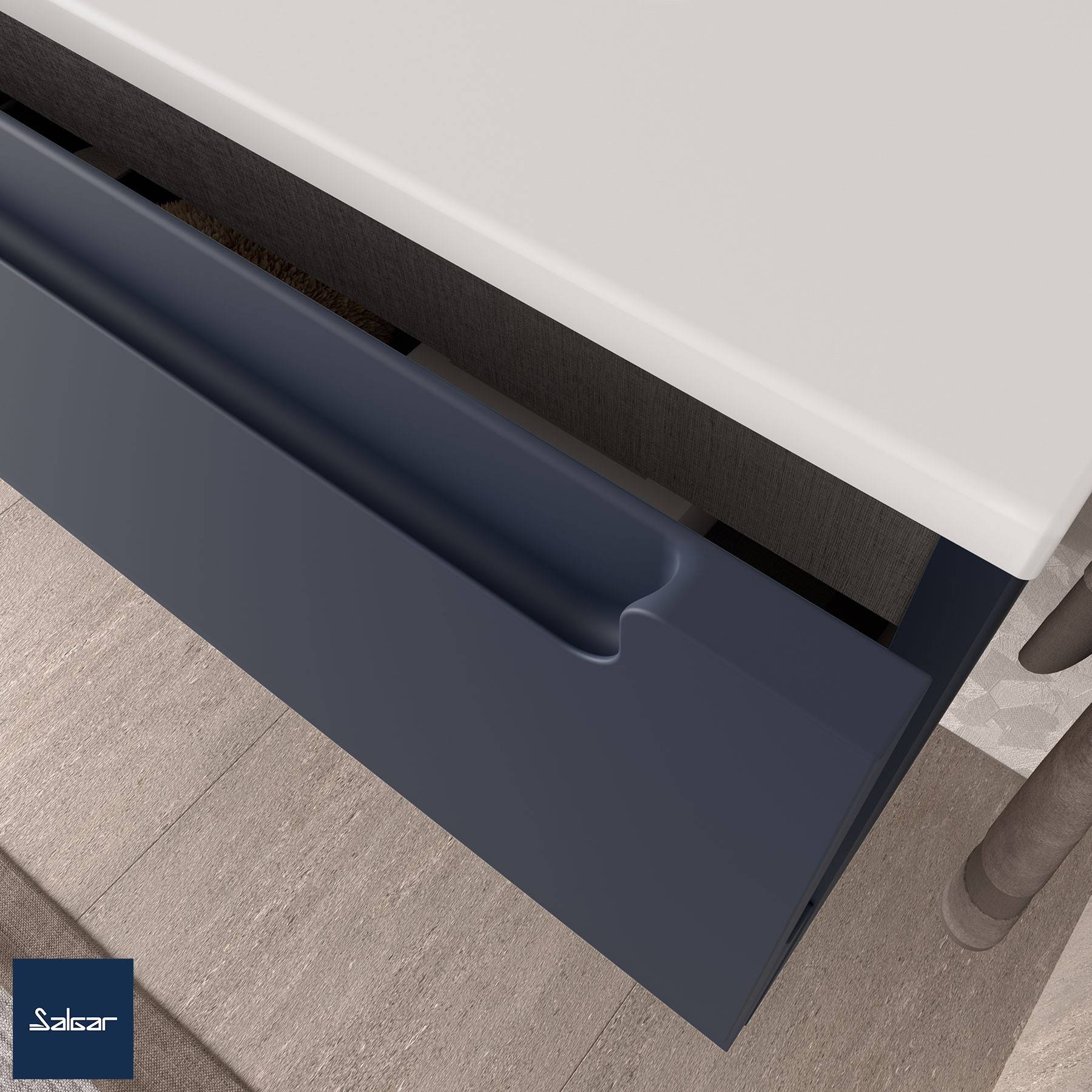 Eine Nahaufnahme einer modernen blauen Schublade, die leicht geöffnet unterhalb einer weißen Arbeitsplatte auf einem grauen strukturierten Boden liegt, wobei ein Teil des Schubladenzugs zu sehen ist.