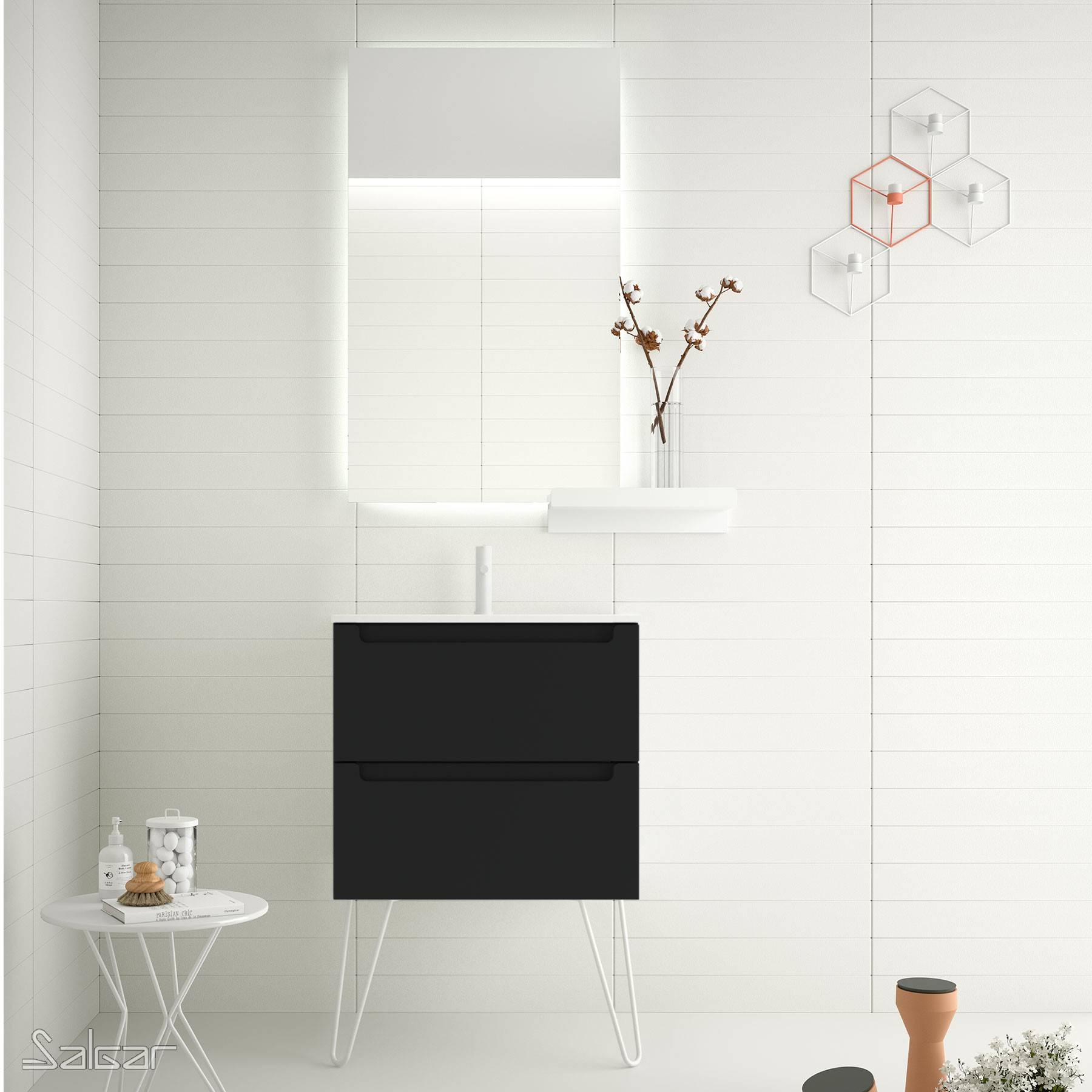 Ein minimalistisches Badezimmer zeigt einen schwarzen Waschtisch mit einem weißen Waschbecken, einen großen Spiegel und eine schlichte Dekoration vor einer weißen gefliesten Wand.