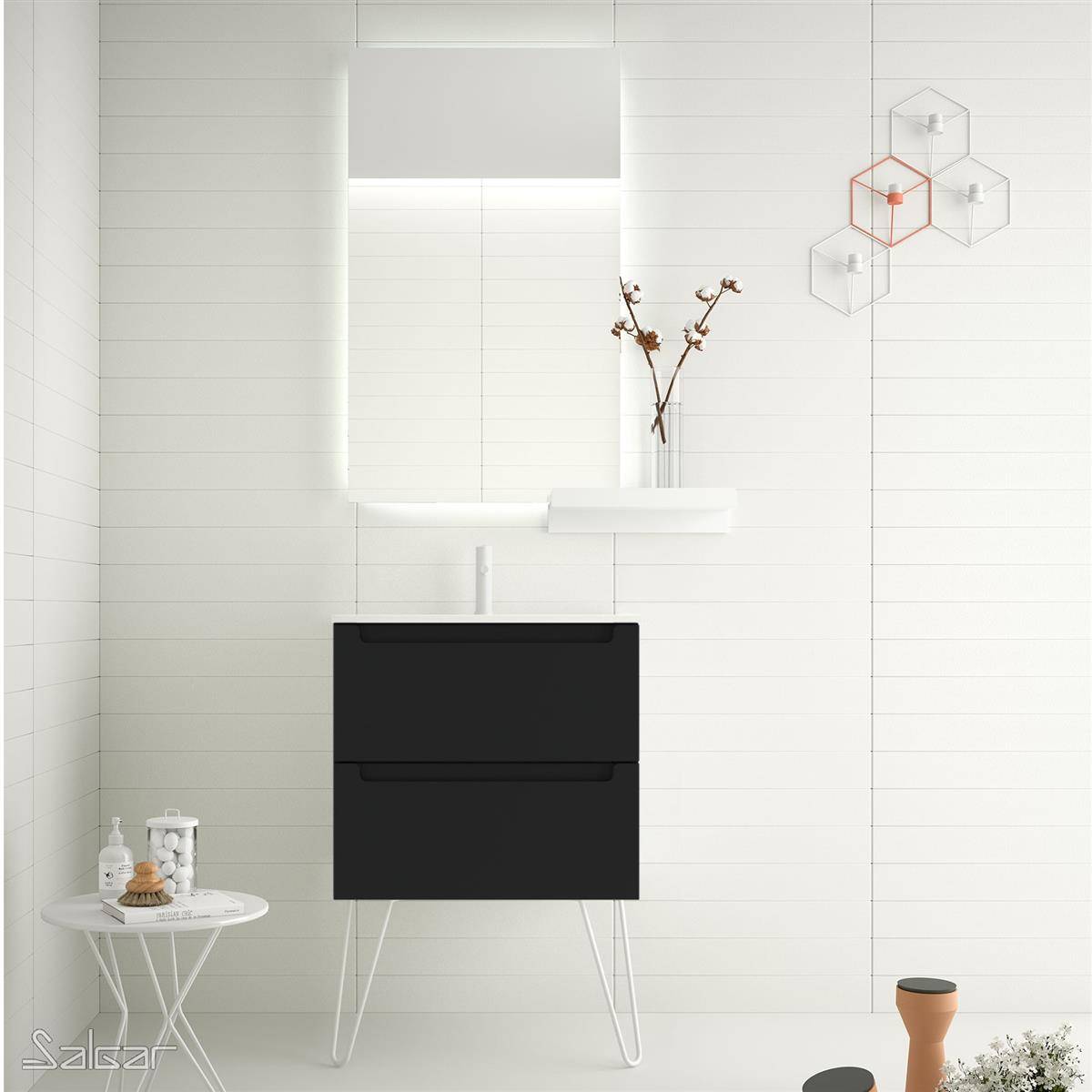 Minimalistisches weißes Badezimmer mit schwarzem Waschtisch, Spiegelschrank, Waschbecken, Beistelltisch und kleinen Dekorationsobjekten.