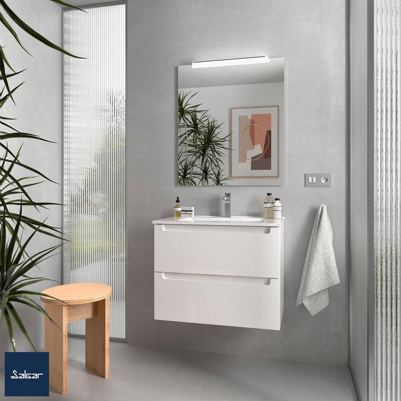 Modernes graues Badezimmer mit an der Wand montiertem weißem Waschtisch, beleuchtetem Spiegel, Handtuch, kleinem Hocker und mattierter Glastrennwand.