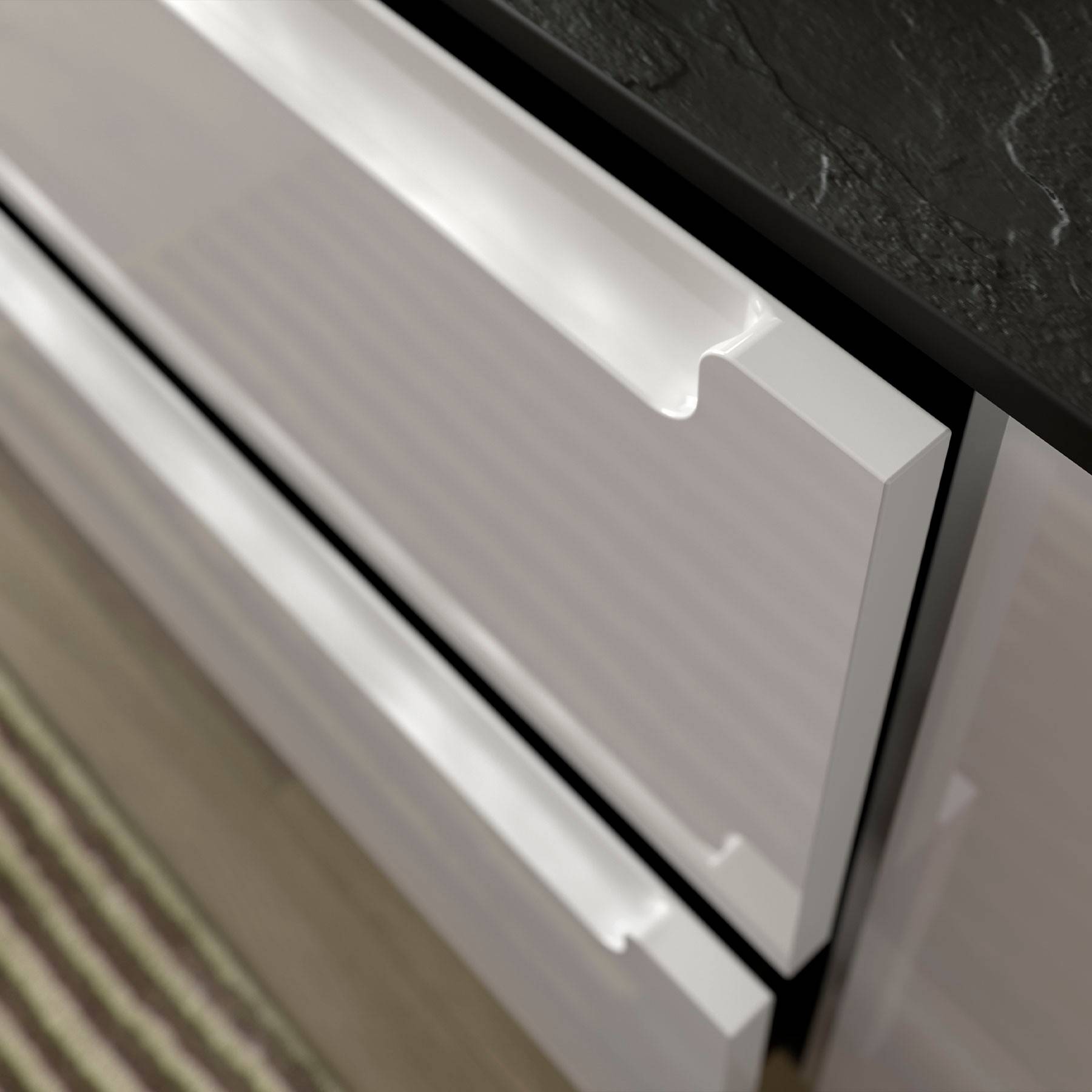 Nahaufnahme von modernen weißen Schrankkästen mit eingelassenen Griffen, daneben eine dunkle Arbeitsplattenfläche und gestreifter Bodenbelag.