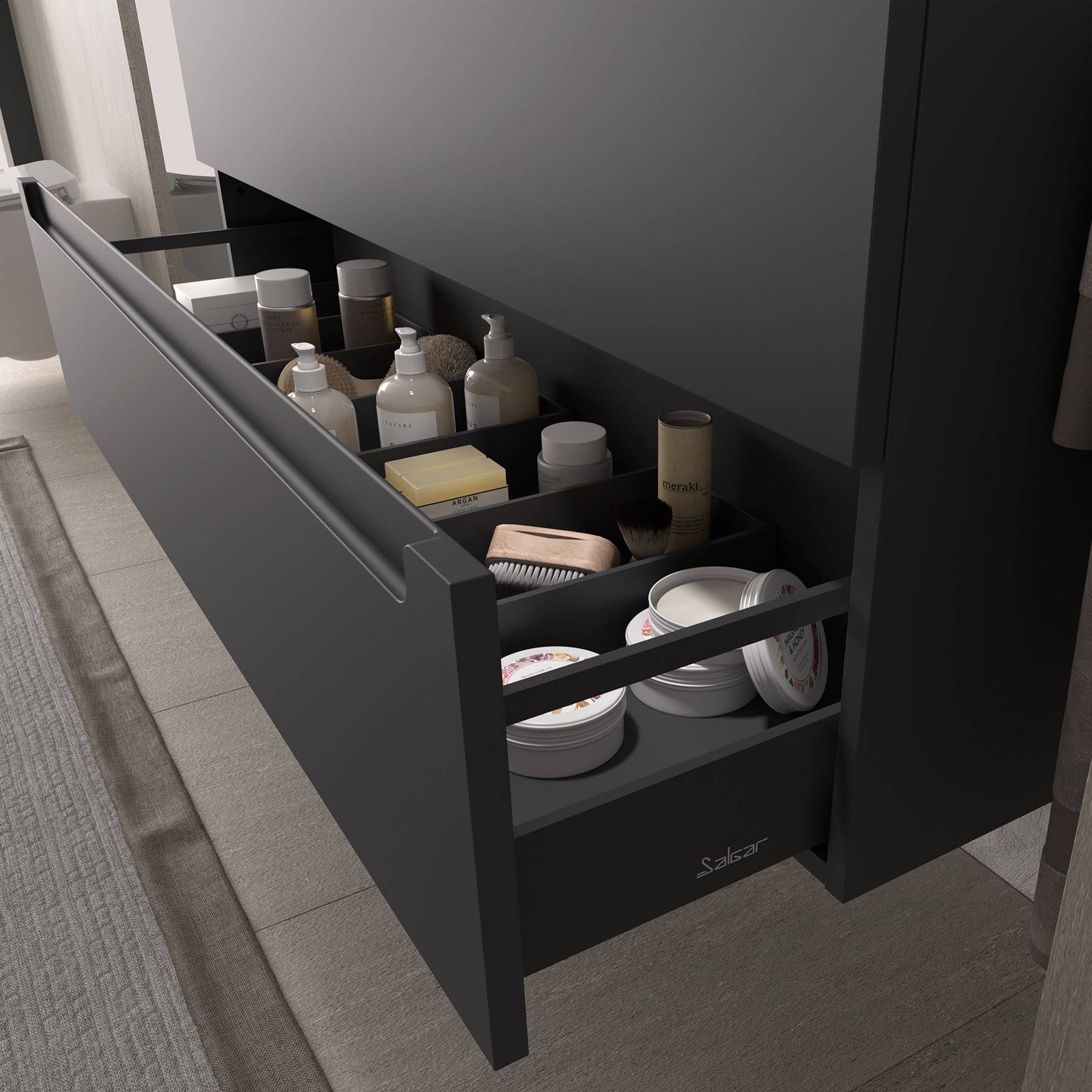 Geöffnete Badezimmerschublade mit ordentlich angeordneten Körperpflegeprodukten, darunter Flaschen, Gläser und Tuben, auf einem grauen Fliesenboden.