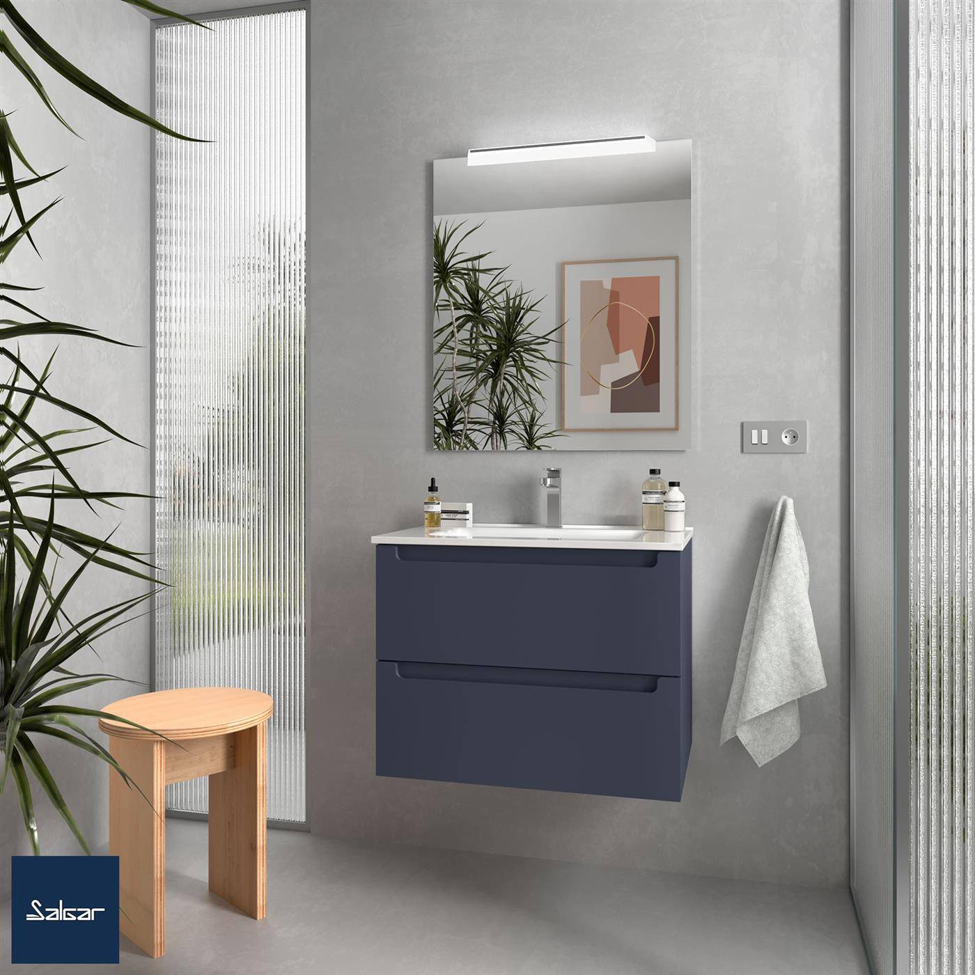 Modernes Badezimmer mit an der Wand montiertem marineblauen Waschtisch, Waschbecken, Spiegellicht, Handtuch, Hocker und mattierten Glaswänden.