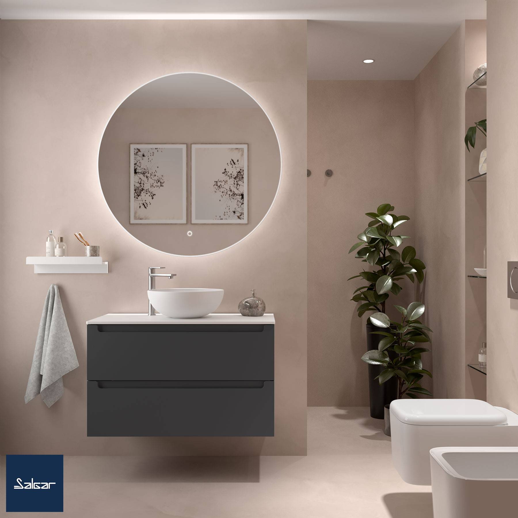 Modernes Badezimmer mit beigen Wänden, schwebendem Waschbecken, rundem Spiegel, Wandkunst, Pflanze und Handtüchern. Helle und minimalistische Gestaltung.