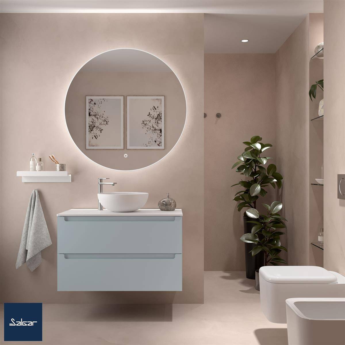Modernes minimalistisches Badezimmer mit wandmontiertem Waschtisch und rundem hinterleuchtetem Spiegel, Handtuchhaken, Regal, Toilette, Pflanze und neutralen Beige-Oberflächen.