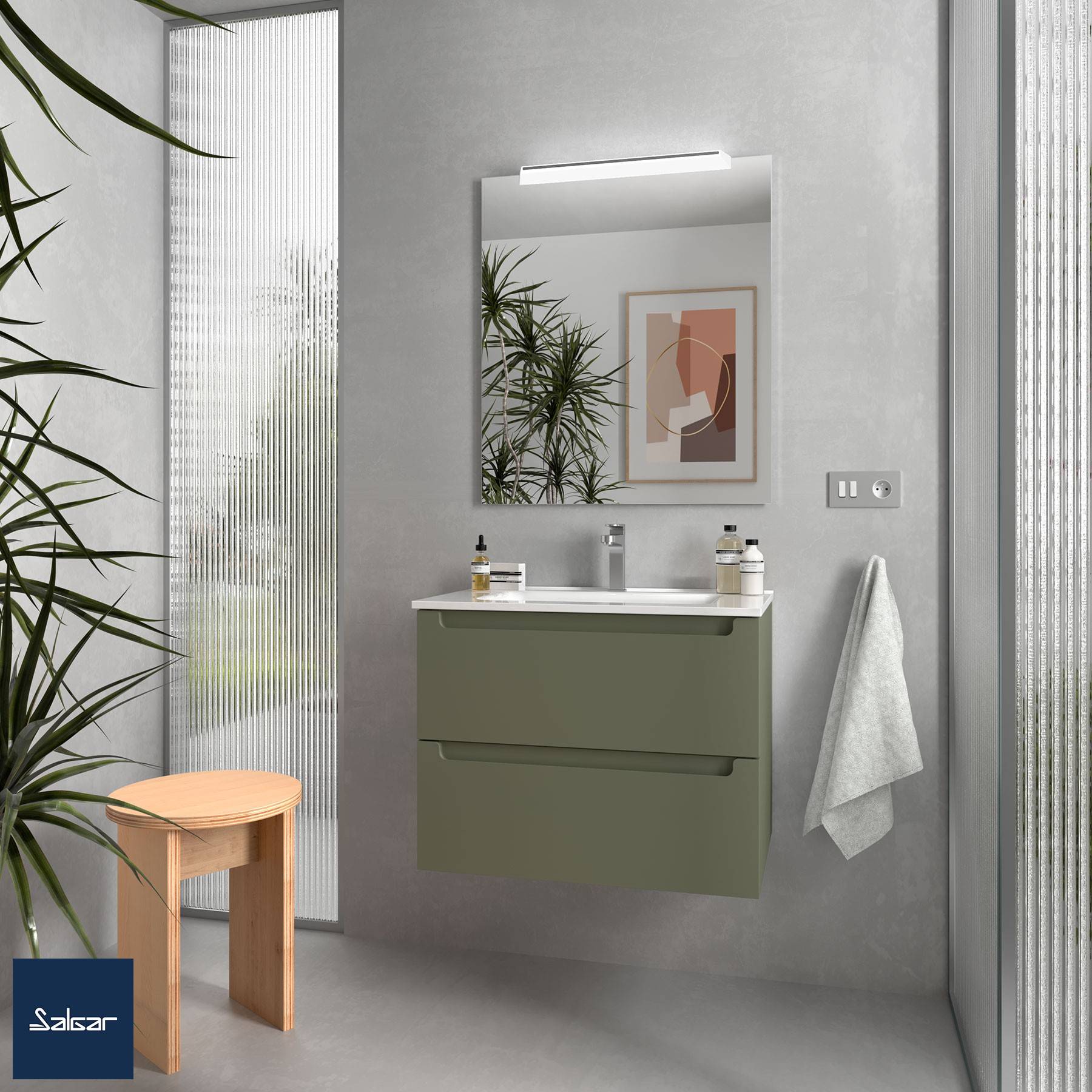 Ein modernes Badezimmer mit einem hängenden Waschtisch mit zwei Schubladen, einem Spiegel darüber und Flaschen obenauf. Ein Stuhl und Pflanzen stehen in der Nähe.