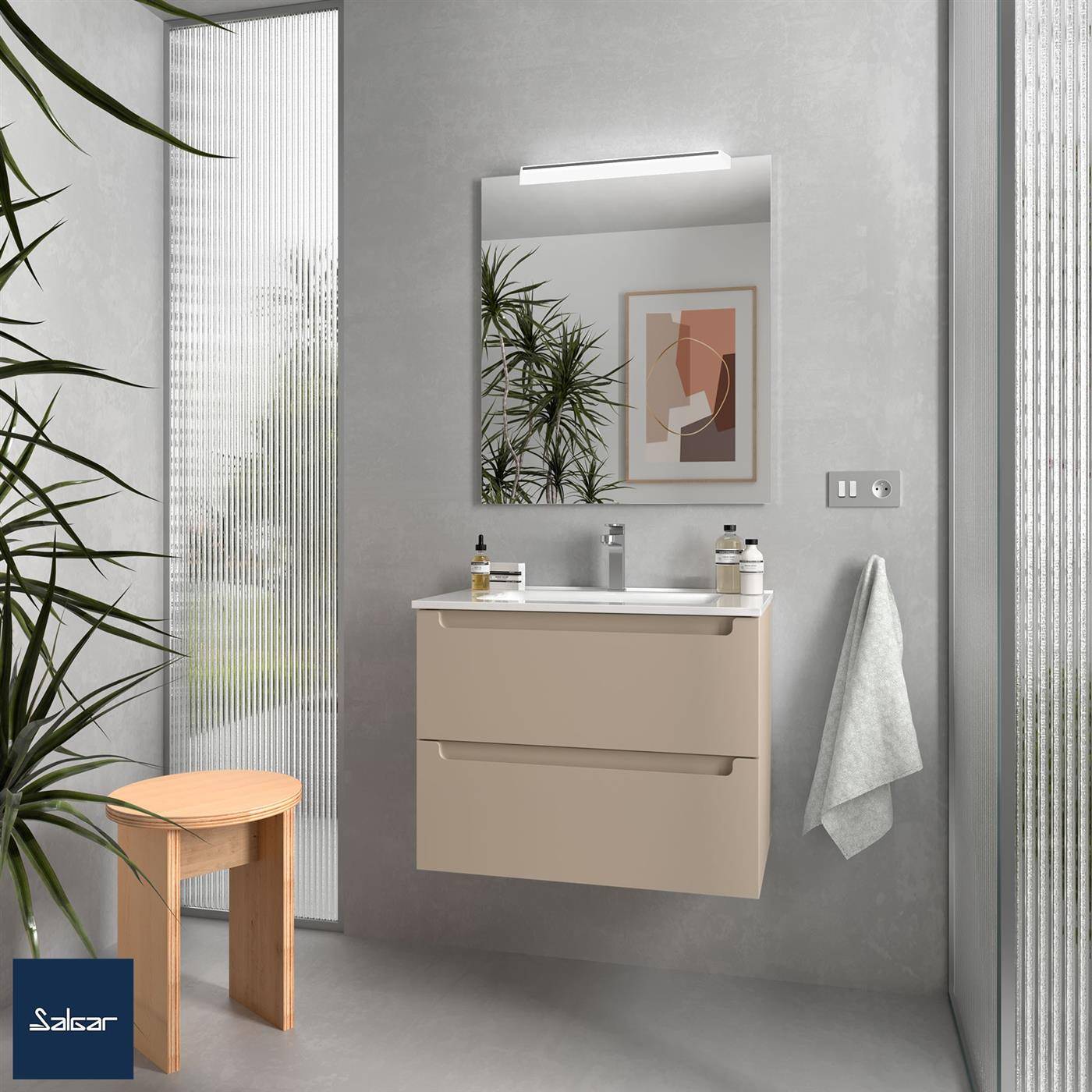 Modernes Badezimmer mit an der Wand montiertem beigefarbenem Waschtisch, Spiegel und Leuchte, Handtuch, Milchglaspaneelen, Pflanze und einem kleinen Holzhocker.