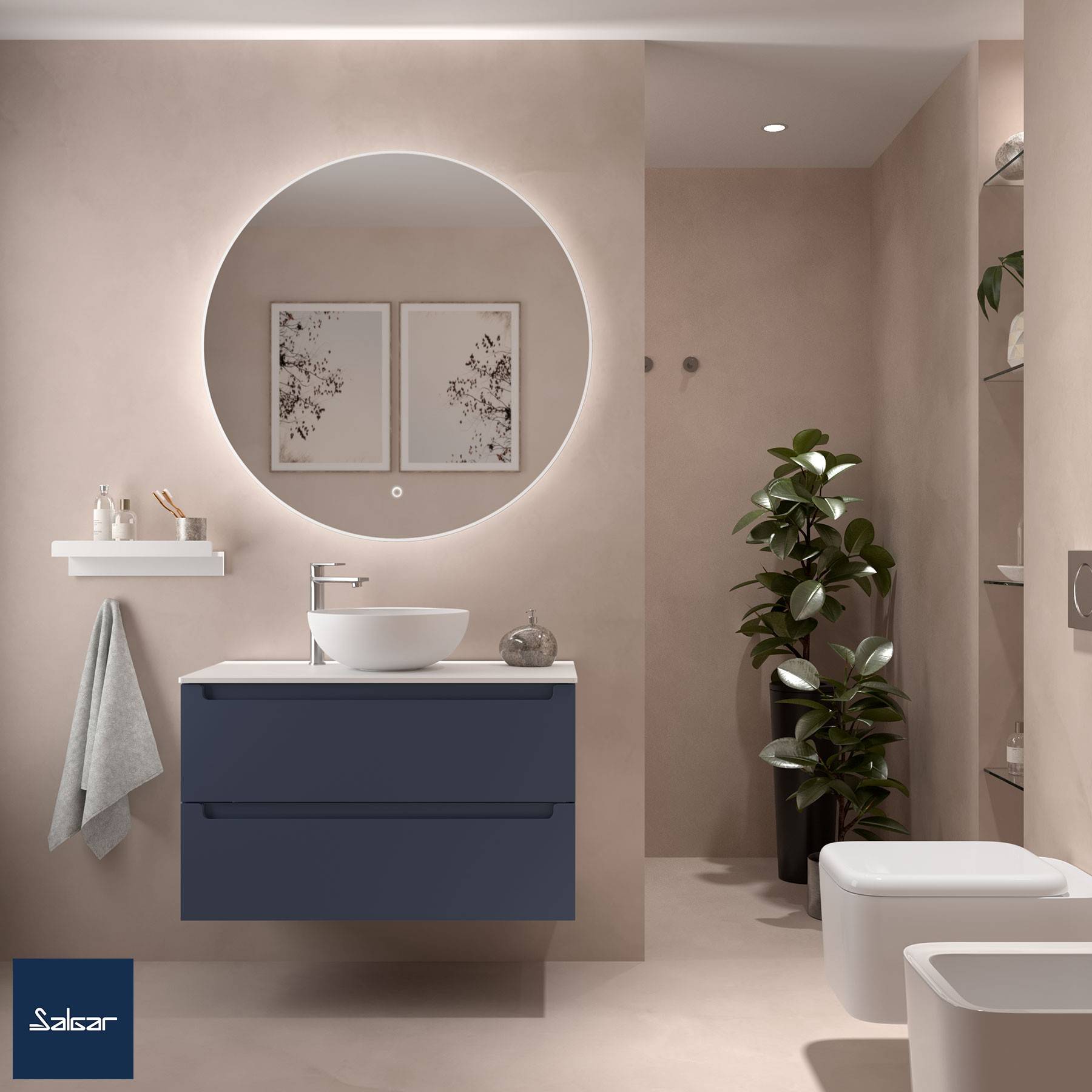 Ein modernes Badezimmer mit einem runden Spiegel, blauem schwebendem Waschtisch, Waschbecken und minimalistischer Dekoration. Eine Topfpflanze und zwei Wandkunstwerke verleihen Eleganz.