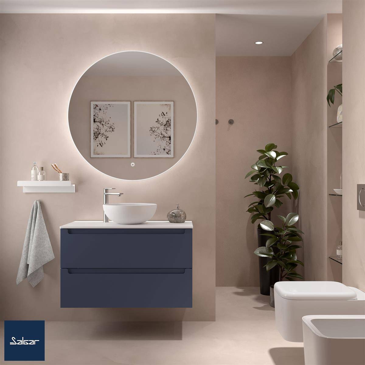Modernes Badezimmerwaschtisch mit rundem hinterleuchtetem Spiegel, weißem Waschbecken, marineblauem Schrank, Handtuchhalter und Topfpflanze in einem beige minimalistischen Raum.