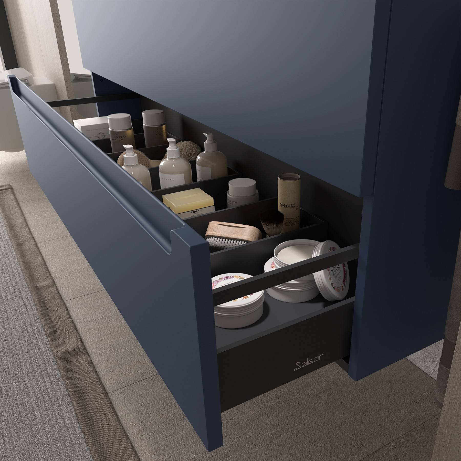Eine Badezimmerschublade ist geöffnet und zeigt ordentlich unterteilte Fächer, die verschiedene Toilettenartikel wie Flaschen, Gläser und eine Bürste enthalten.