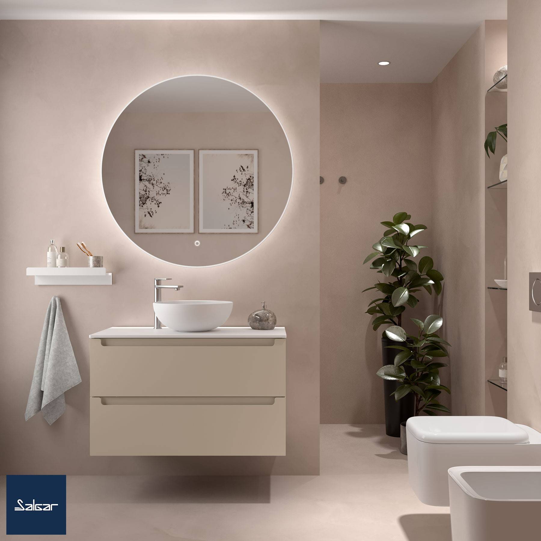 Ein modernes Badezimmer mit einem runden Spiegel, Waschbecken, Handtuch und Pflanze. Beige Wände und ein minimalistisches Design schaffen eine ruhige Atmosphäre.