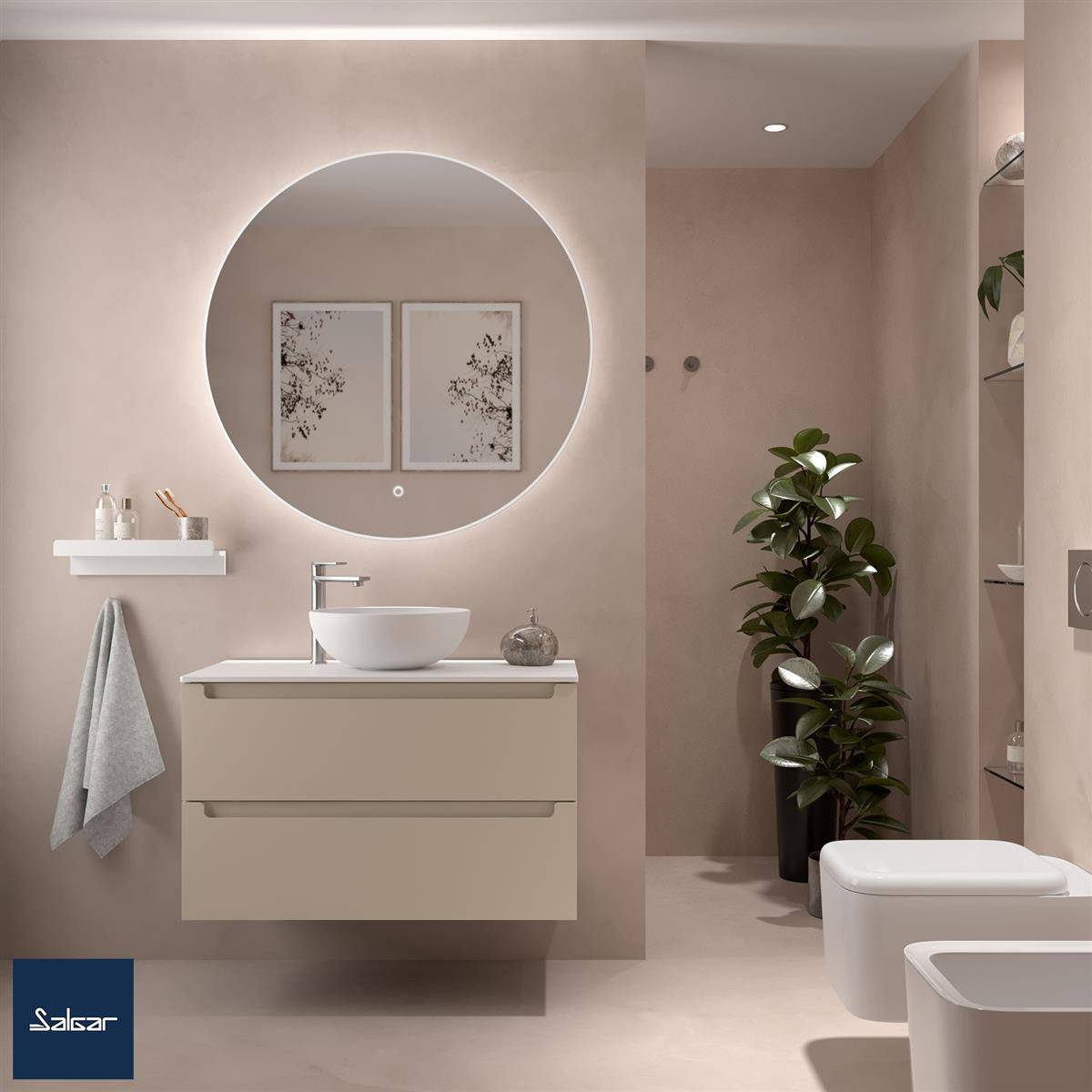 Modernes beiges Badezimmer mit wandmontiertem Waschtisch und rundem Spiegel, Handtuchhalter, Pflanze und Toilette; 