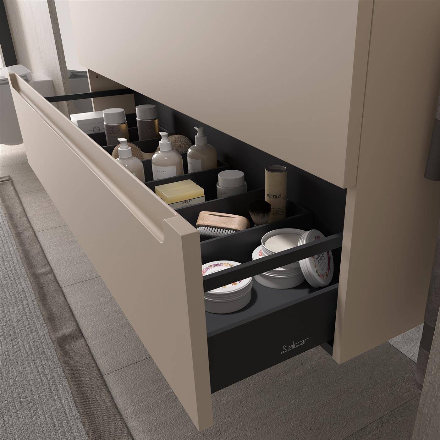 Offene Badezimmerwaschtischschublade mit organisierten Toilettenartikeln, Flaschen, Bürsten und Behältern in schwarzen Unterteilern.