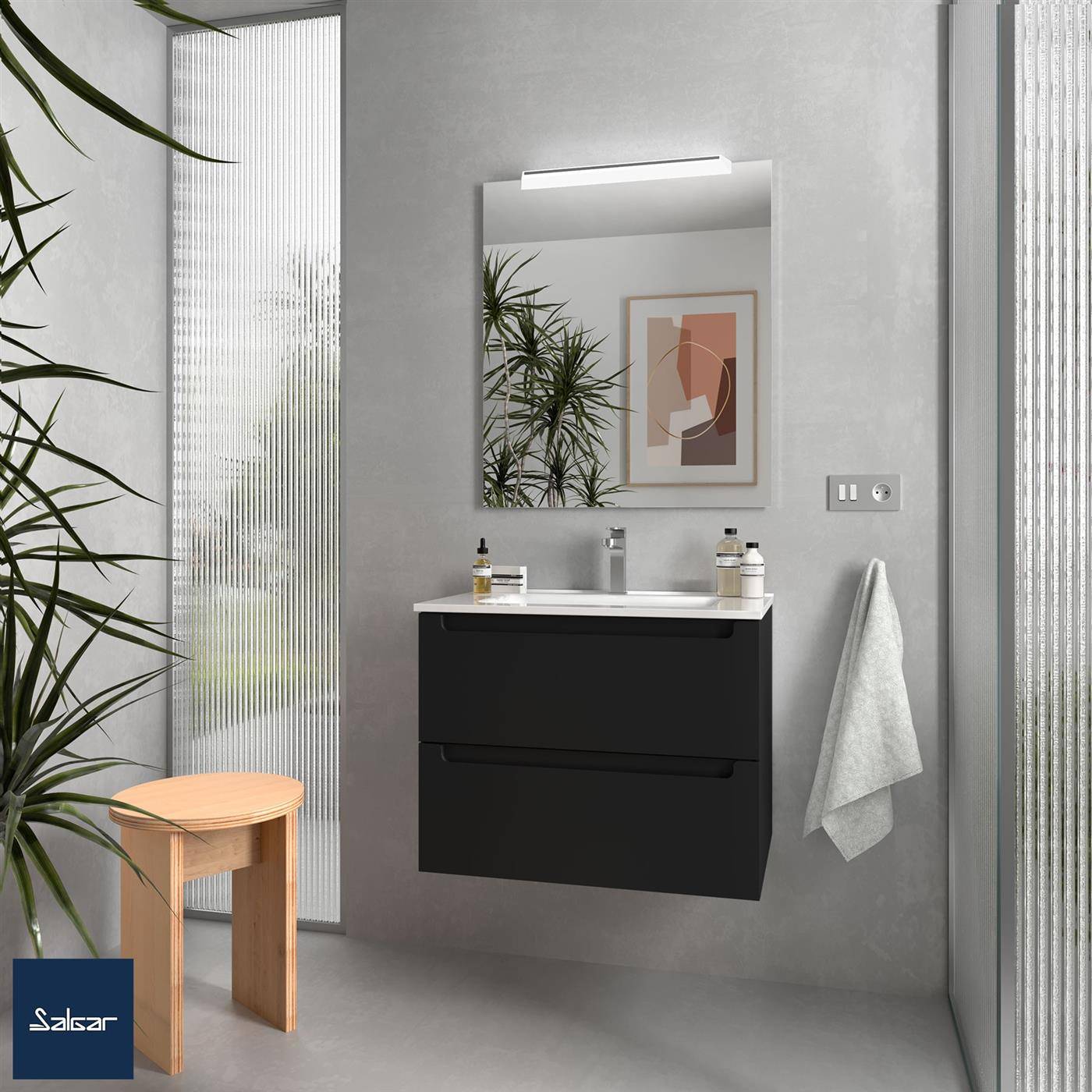 Modernes graues Badezimmer mit schwebendem schwarzem Waschtisch, beleuchtetem Spiegel, Handtuch, Pflanze und matt gefroster Glastrennwand neben einem kleinen Holzhocker.
