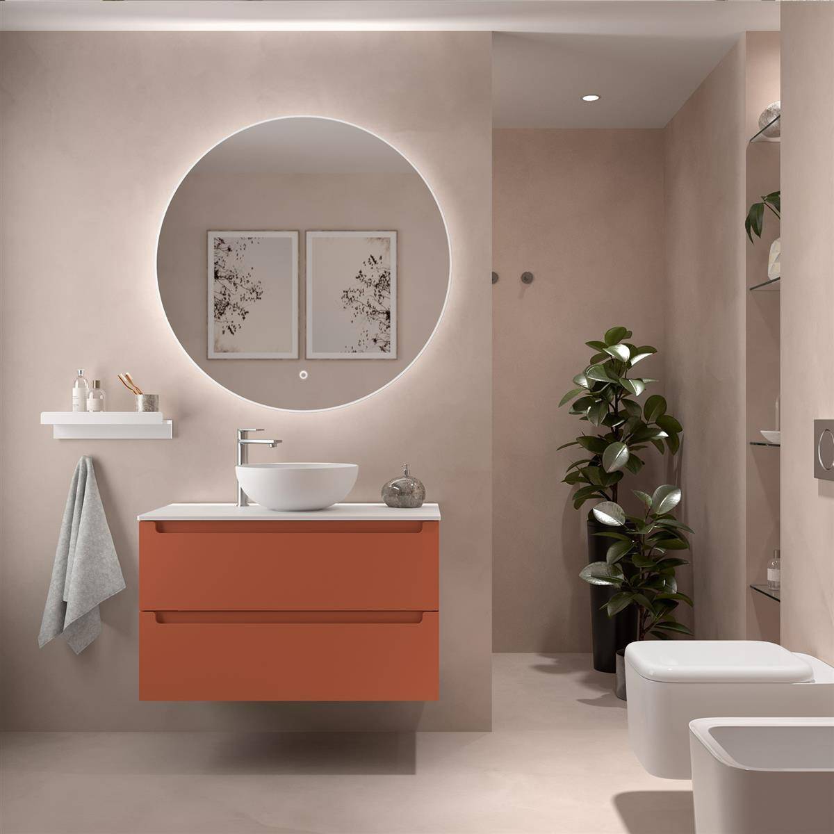 Modernes Badezimmer mit orangefarbigem schwebendem Waschtisch, rundem beleuchteten Spiegel, weißem Aufsatzwaschbecken, Wandregal, Handtuch und Topfpflanze in einer Nische.
