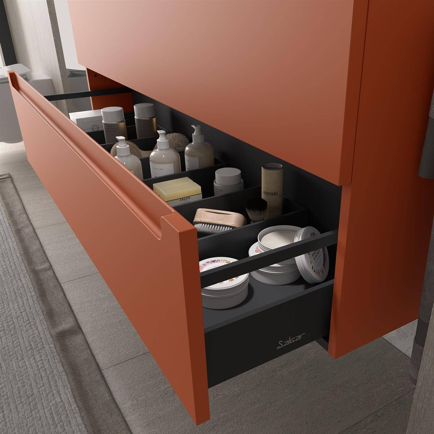 Eine offene Schublade in einem orangefarbenen Schrank zeigt organisierten Bad-Toilettenartikel und Behälter, einschließlich Flaschen, Gläser und einer Bürste.