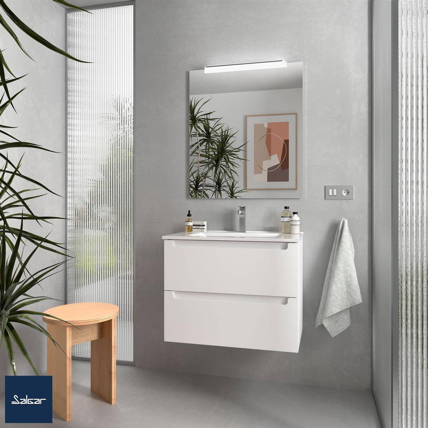 Modernes Badezimmer mit schwebendem weißem Waschtisch, beleuchtetem Spiegel, Handtuch, Pflanzen und hölzernem Hocker neben einer mattierten Glasduschtrennwand.