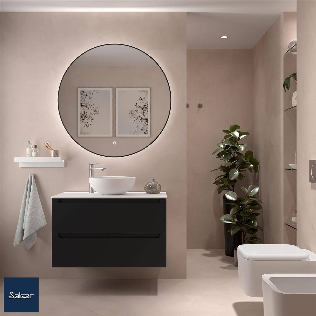 Modernes beiges Badezimmer mit schwebendem schwarzem Waschtisch, rundem Spiegel, Aufsatzwaschbecken, Handtuch, Pflanze und weißen Hockern oder Aufbewahrungssitzen.