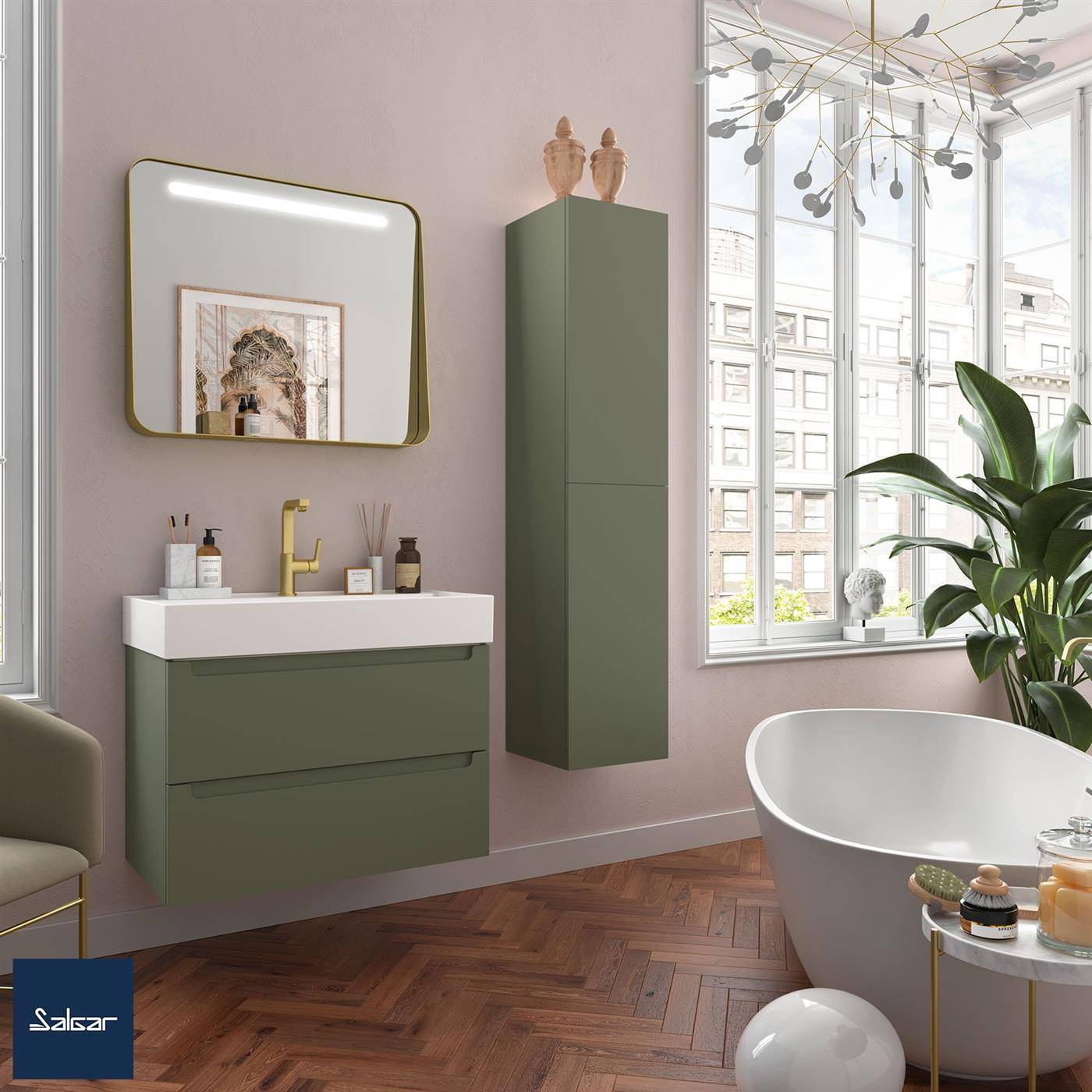 Modernes Badezimmer mit olivgrüner Wandvanität und Schrank, goldenem Wasserhahn, rundem Spiegel, freistehender Badewanne, großem Fenster und Fischgrät-Holzboden.