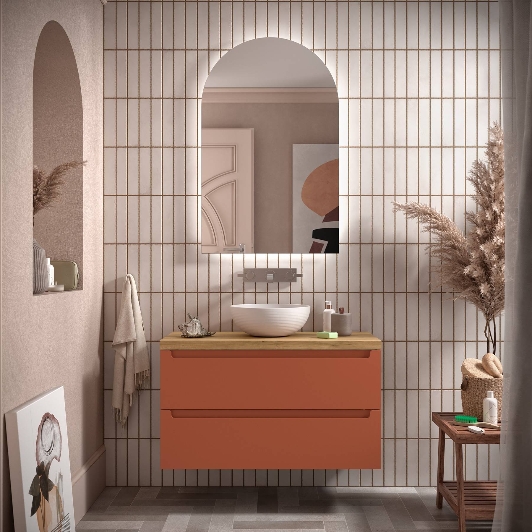 Modernes Badezimmer mit einem großen Spiegel, orangefarbiger Waschtischplatte und minimalistischer Dekoration. Neutrale Töne und Pflanzen schaffen eine ruhige, stilvolle Atmosphäre.