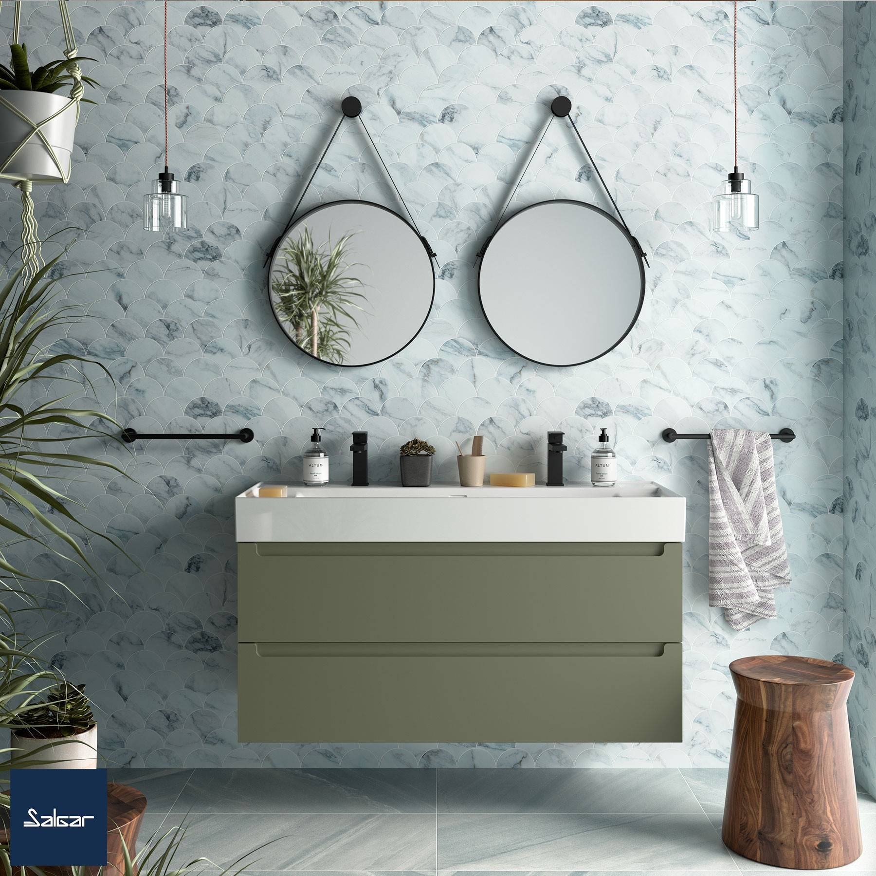Modernes Badezimmer mit zwei runden Spiegeln, einem grünen Doppelwaschbecken-Waschtisch, hängenden Leuchten und Pflanzen an einer marmoriert gemusterten Wand.