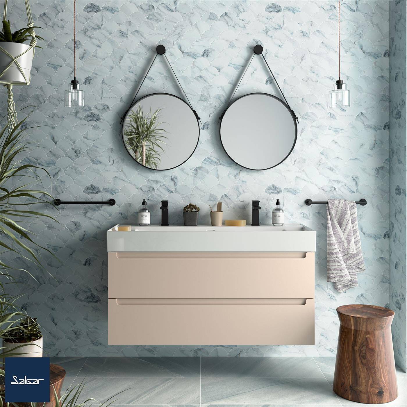 Modernes Badezimmer mit schwebendem beigem Waschtisch, runden Doppelspiegeln, Wandleuchten, Handtuchhaltern, Pflanzen und Holzhocker vor blaugemusterten Wänden.