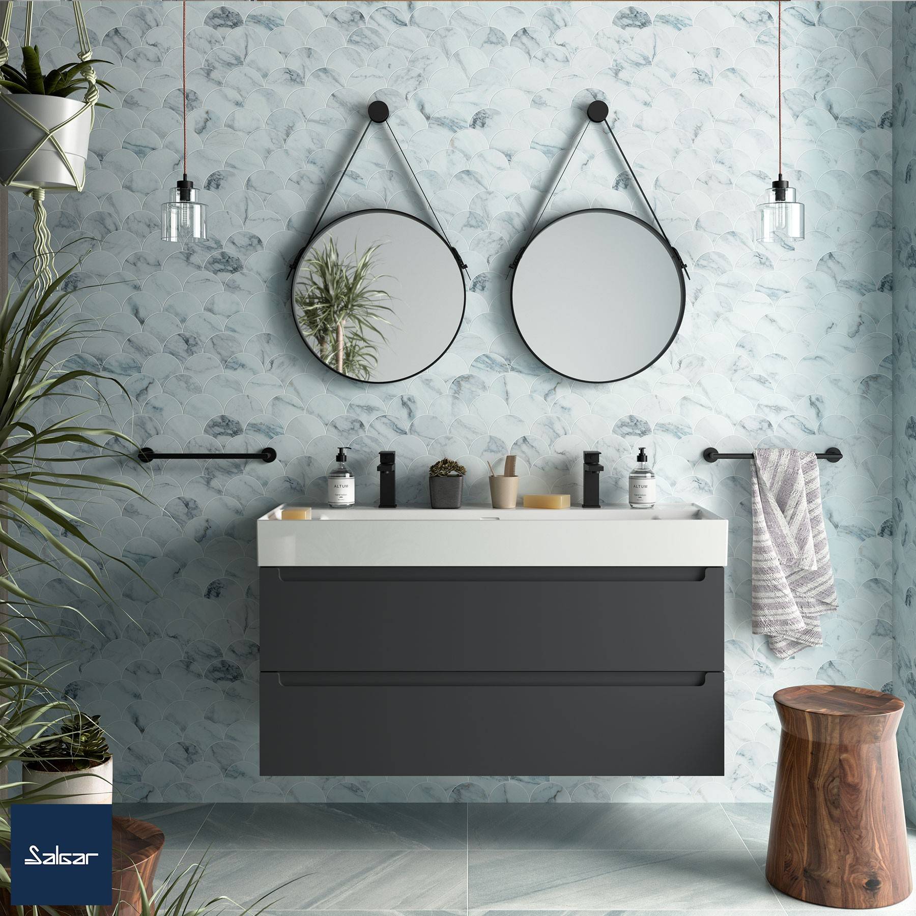 Ein modernes Badezimmer verfügt über einen an der Wand montierten Doppelwaschtisch mit runden Spiegeln, Pendelleuchten und strukturierten Steinwänden, die einen eleganten, stilvollen Eindruck erzeugen.