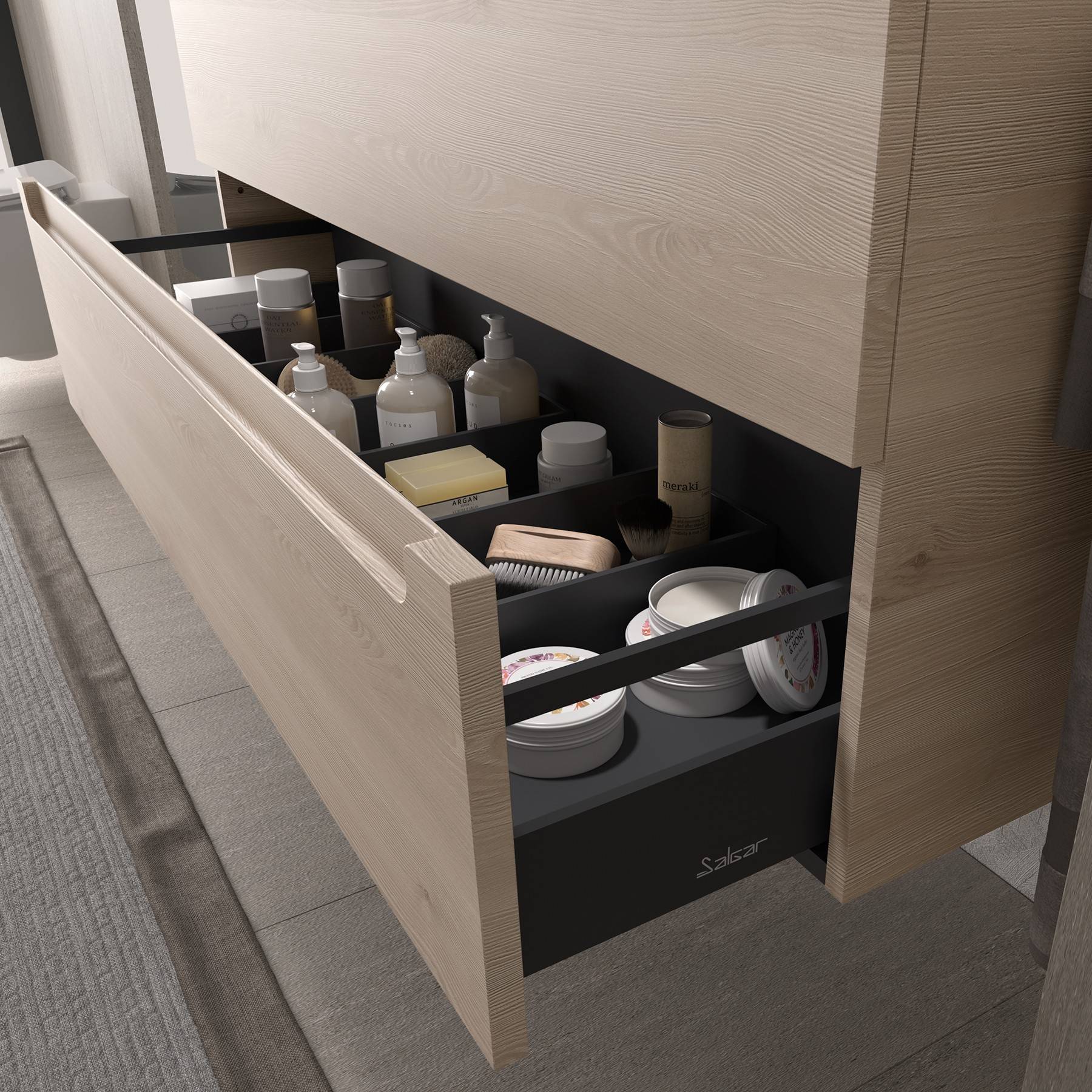 Eine Holz-Badezimmerschublade ist geöffnet und zeigt ordentlich angeordnete Körperpflegeprodukte und Kosmetikutensilien, was die Effizienz der Aufbewahrungsorganisation unterstreicht.