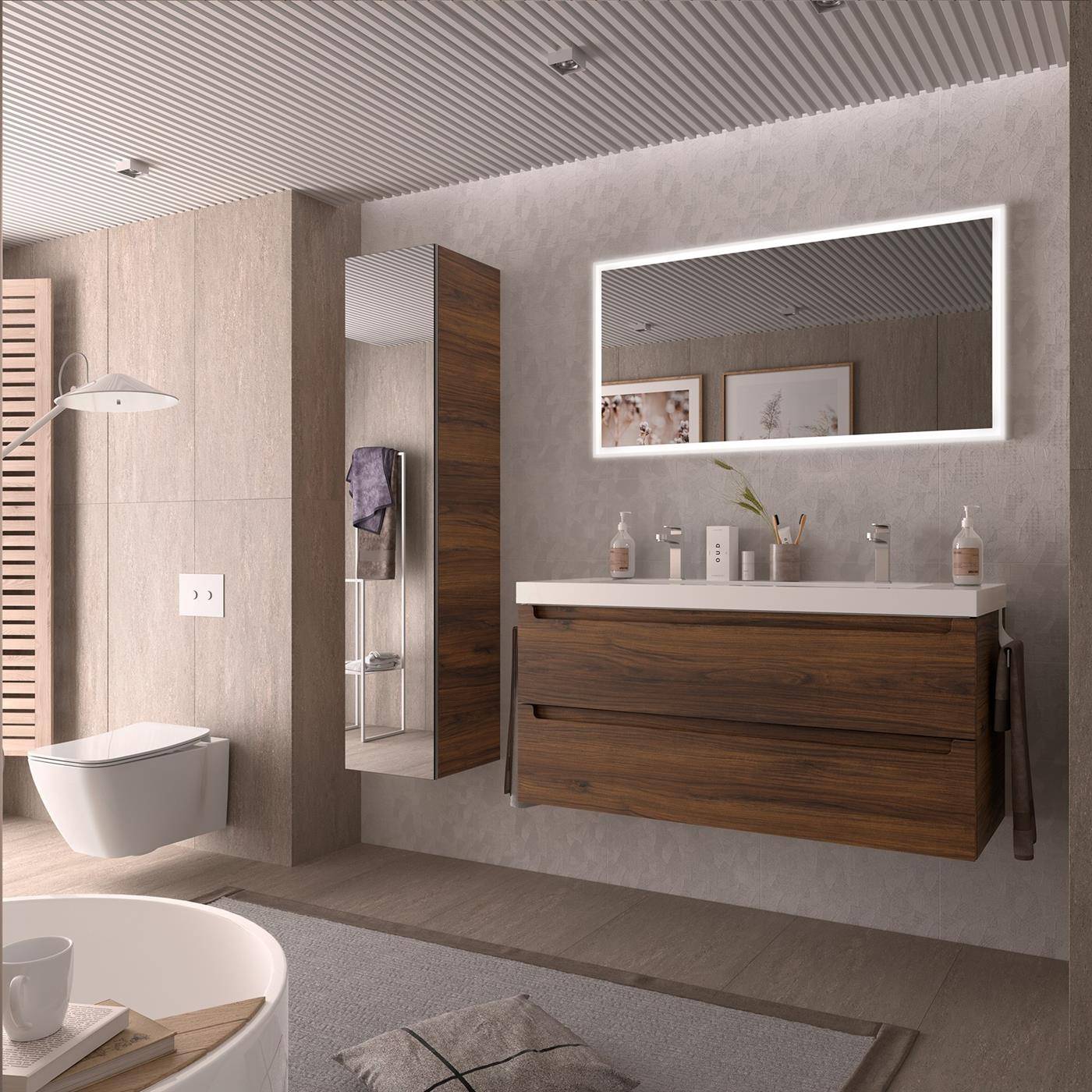 Modernes Badezimmer mit wandhängendem Toilettenbecken, schwebendem Holz-Waschtisch, beleuchtetem Spiegel, Handtuchtschrank und freistehender Badewanne auf Fliesenboden.