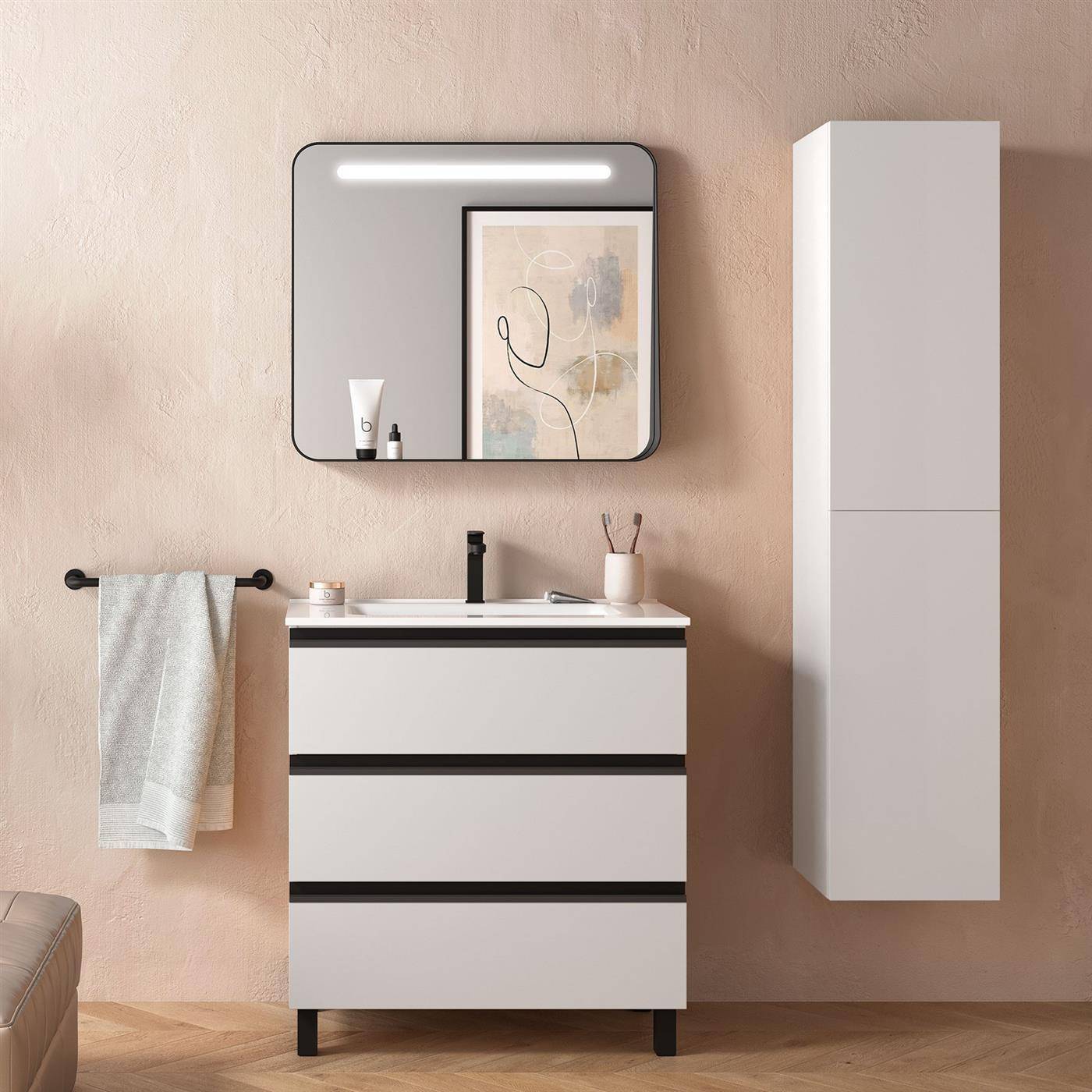 Modernes Badezimmer-Waschtischset mit weißem Schrank, Waschbecken, Spiegelschrank, Handtuchstange, Wandschrank und minimalistischer Dekoration auf einer beige farbenen Wand.