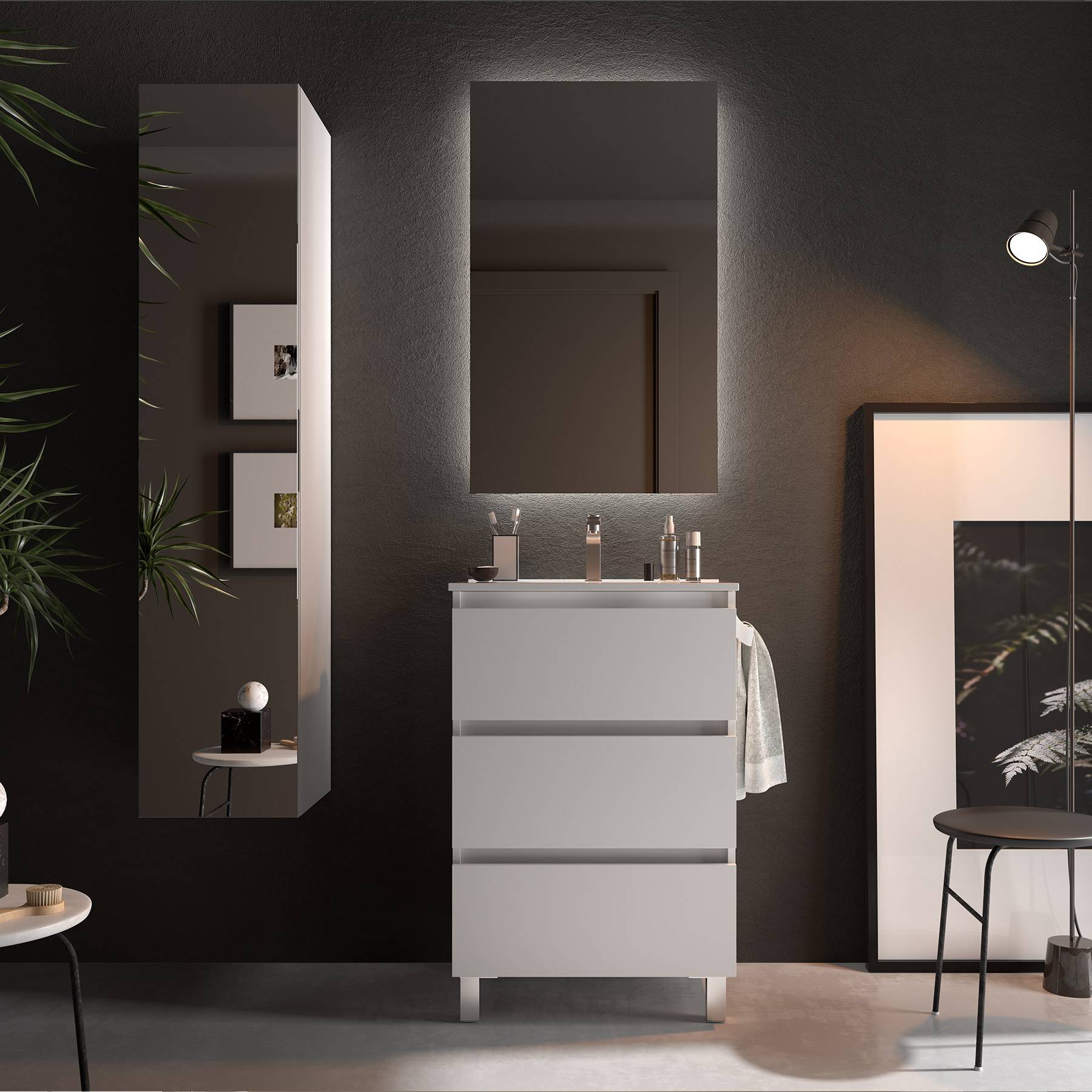 Ein modernes Badezimmer mit einem rechteckigen Spiegel, einem weißen Waschtisch mit drei Schubladen und einer hohen Stehlampe. Dezente Beleuchtung unterstreicht die Dekoration.