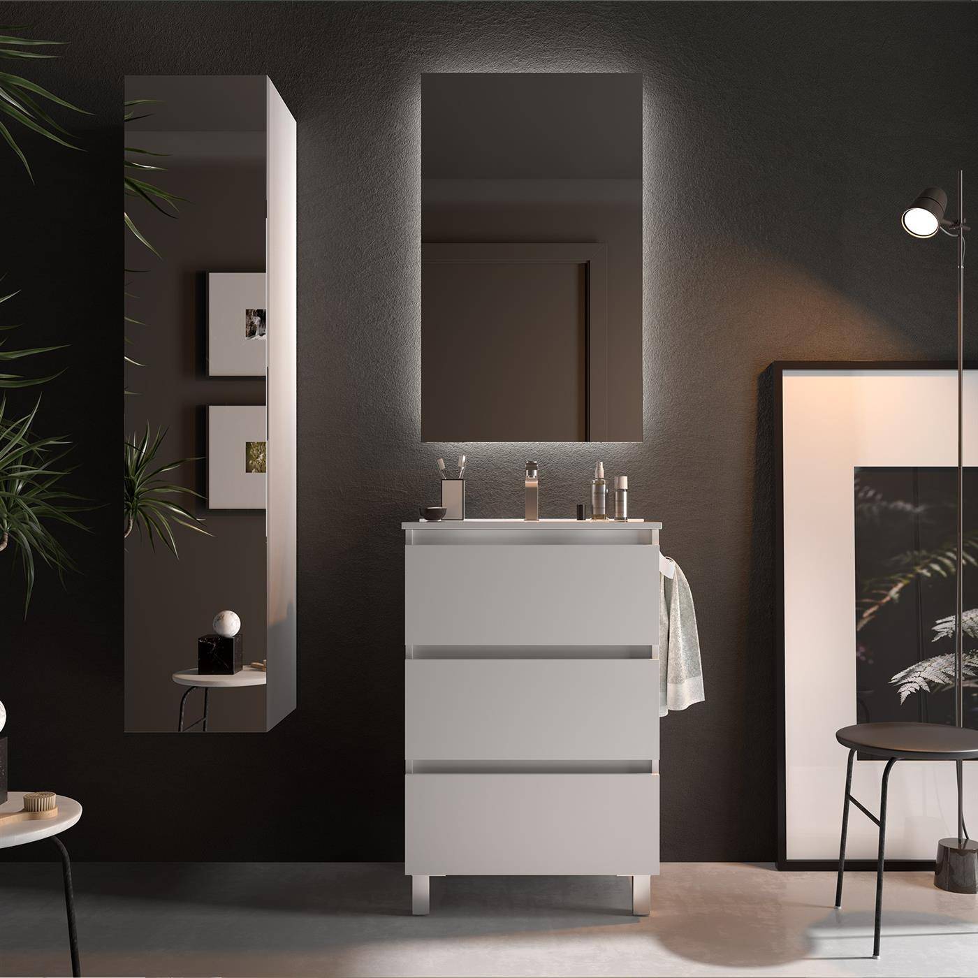 Modernes Badezimmer mit weißem Waschtisch, großem Spiegel, Wandkunst und Stehleuchte an dunklen Wänden; ein Handtuch hängt am Schrank.