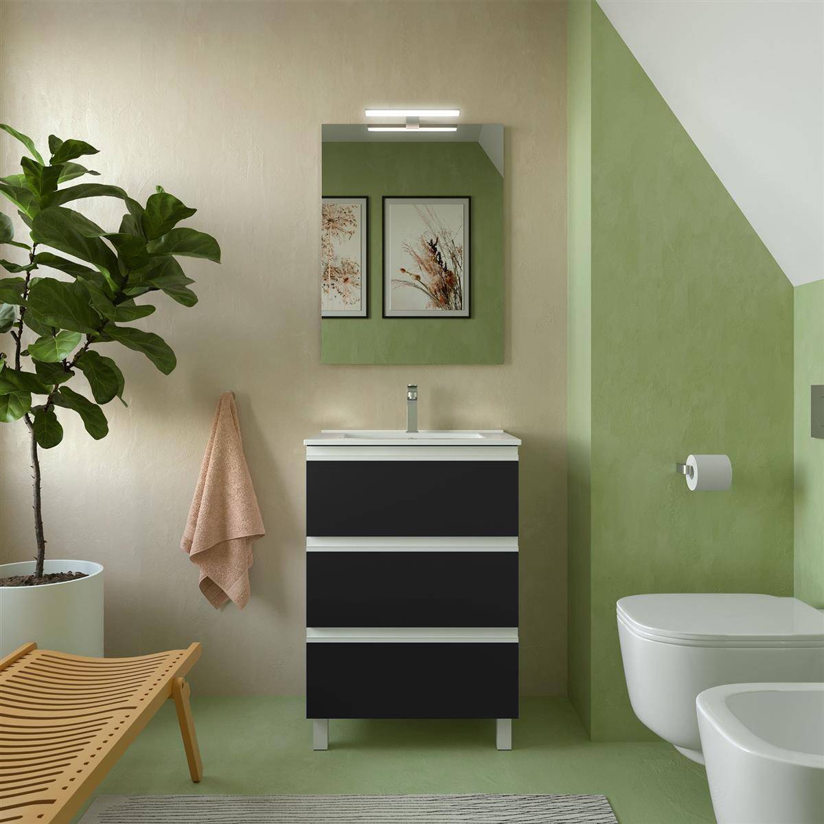 Modernes Badezimmer mit schwarzem Waschtisch und Spiegel, an der Wand montiertes Toilettenbecken, Topfpflanze, Handtuch und hölzerner Bank an grünen und beigen Wänden.