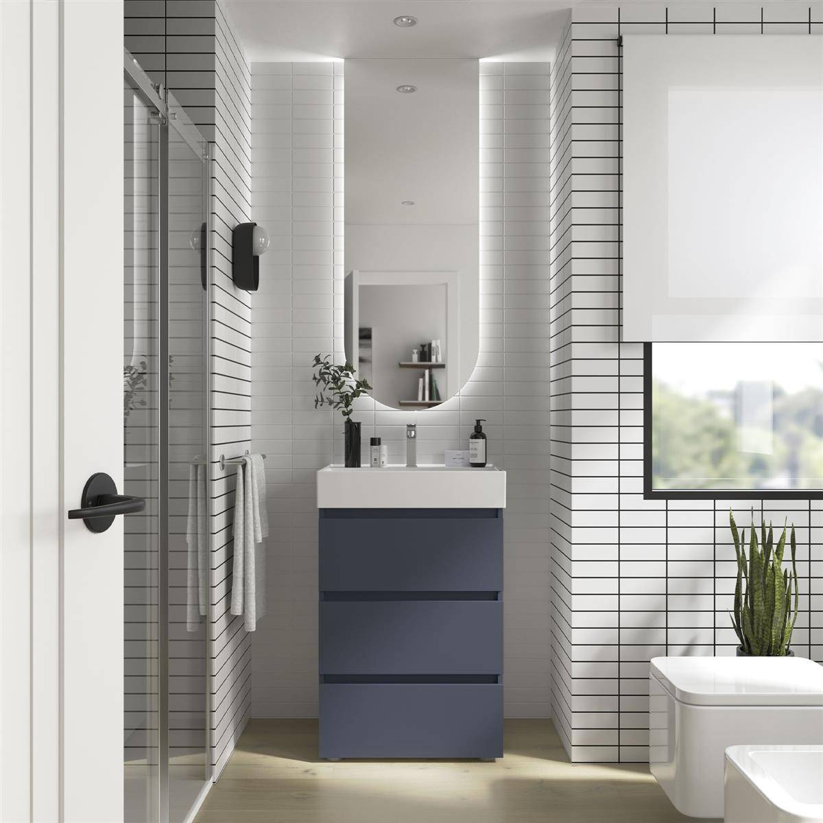 Modernes Badezimmer mit Dusche auf der linken Seite, blauem Waschtisch und rundem Spiegel in der Mitte, weiß gefliesten Wänden, Toilette und Fenster auf der rechten Seite.