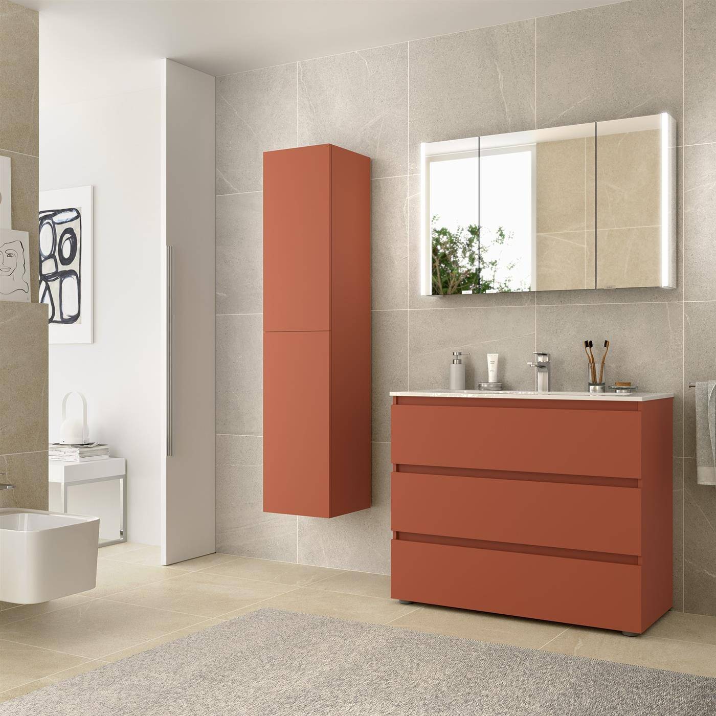 Modernes Badezimmer mit Terrakotta-Wandschrank und Waschtisch, Spiegel über dem Waschbecken, beigefarbene Fliesenwände und minimale Dekoration.