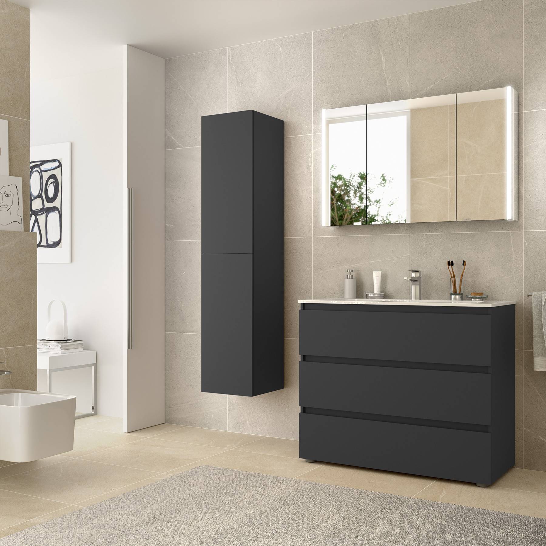 Modernes Badezimmer mit beigen Fliesen, einem schwebenden schwarzen Schrank mit Schubladen und einem wandmontierten Spiegelschrank. Lichter und minimalistischer Entwurf.