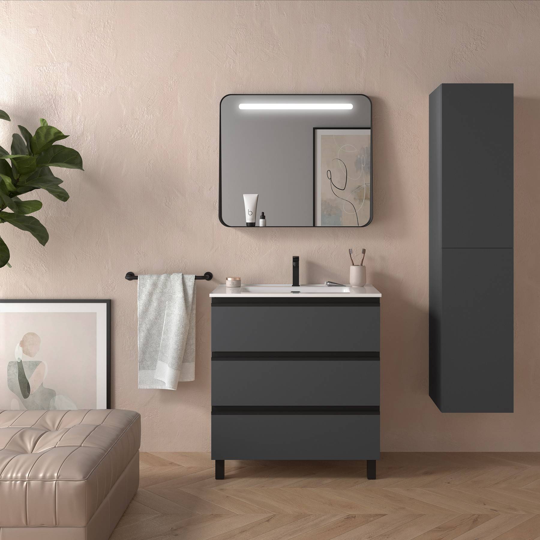 Modernes Badezimmer mit einem dunkelgrauen Waschtisch, rechteckigem Spiegel und Wandschrank. Die Dekoration umfasst ein abstraktes Gemälde und eine Topfpflanze.