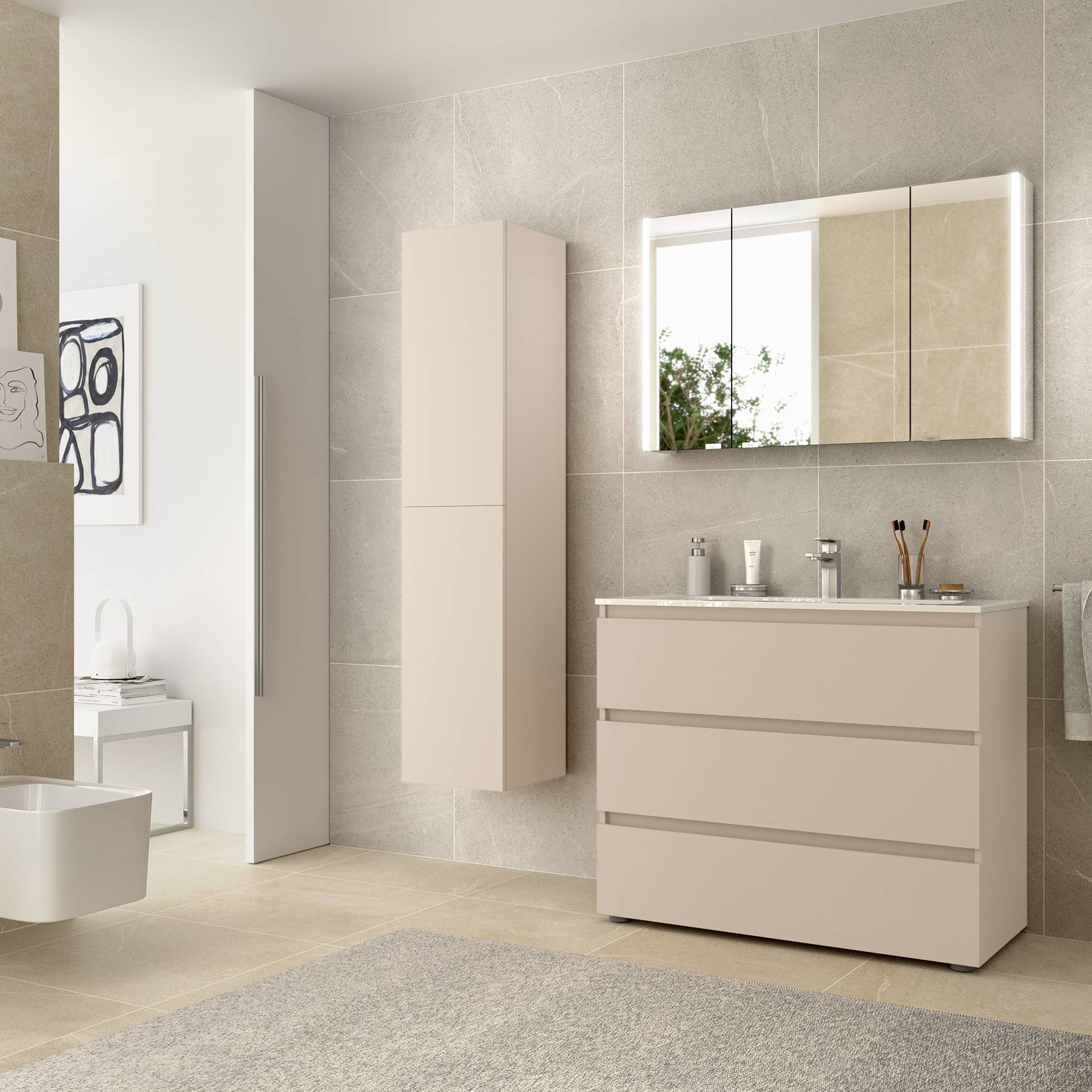 Modernes Badezimmer in Beige-Tönen mit einem schwebenden Waschtisch, einem großen Spiegel, einem wandmontiertem Schrank und einer weißen Toilette.