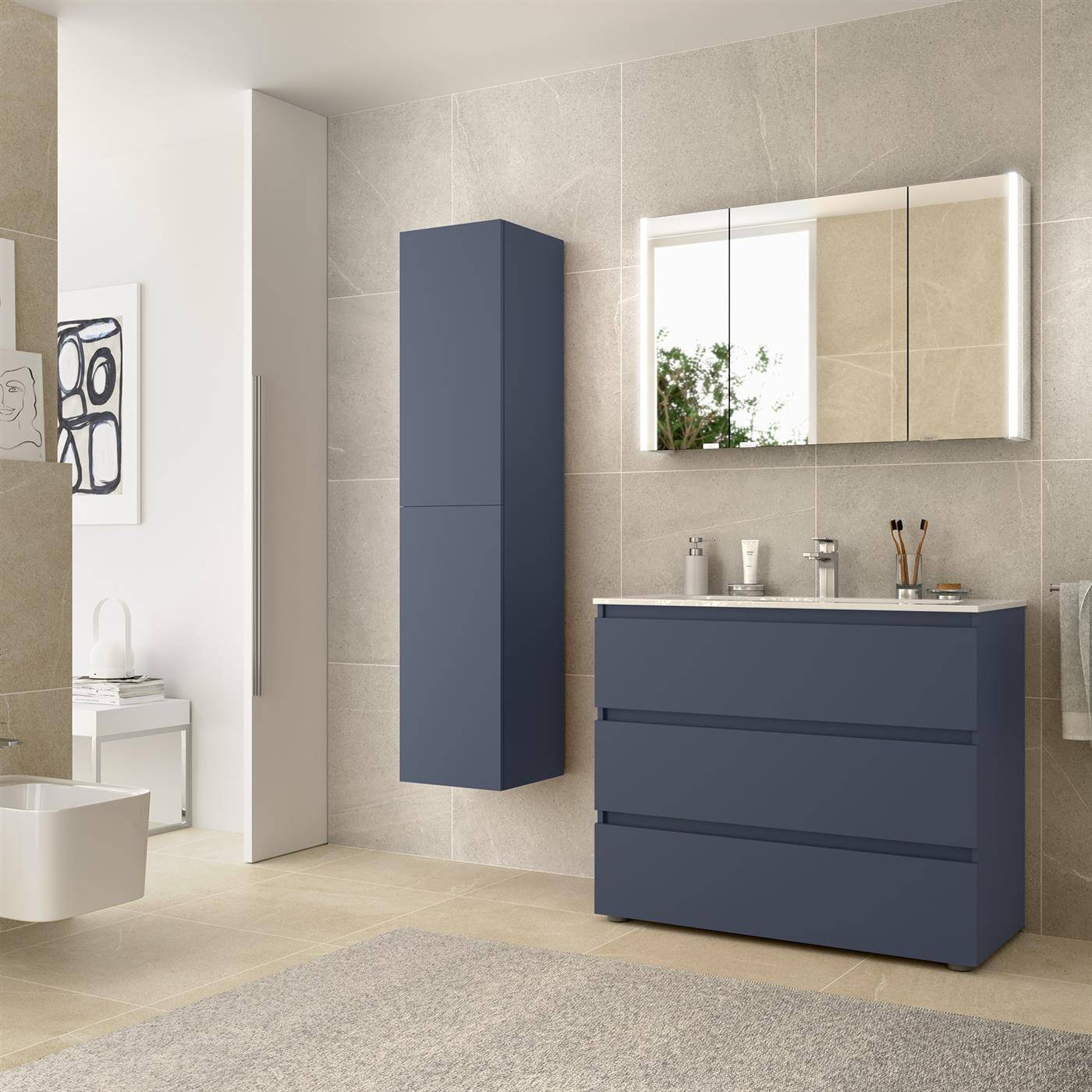 Modernes Badezimmer mit dunkelblauem Wandschrank und passendem Waschtisch mit Spiegel, vor beigefarbenen gekachelten Wänden und hellem Boden.