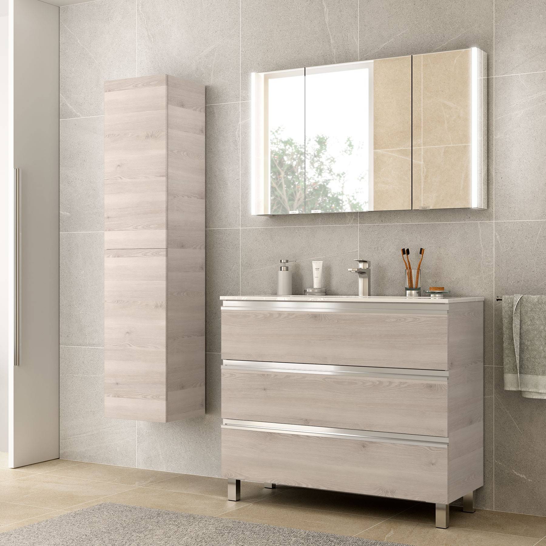 Modernes Badezimmer mit einer Waschtischplatte, Waschbecken, Spiegel und Aufbewahrungsschrank. Helle Holztöne und neutrale Fliesenwände schaffen ein minimalistisches Design.